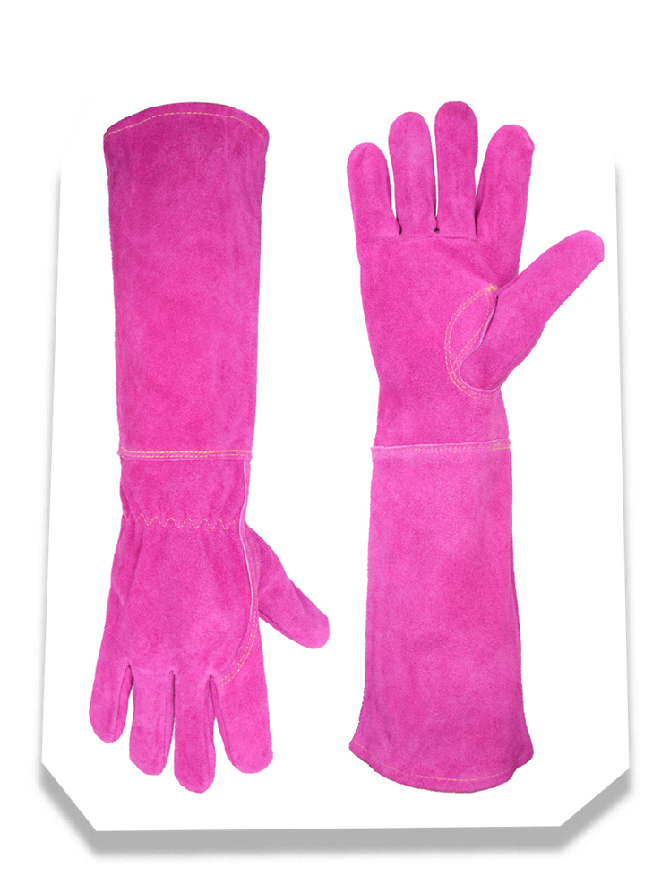 L’image peut contenir : Vêtements et Gant