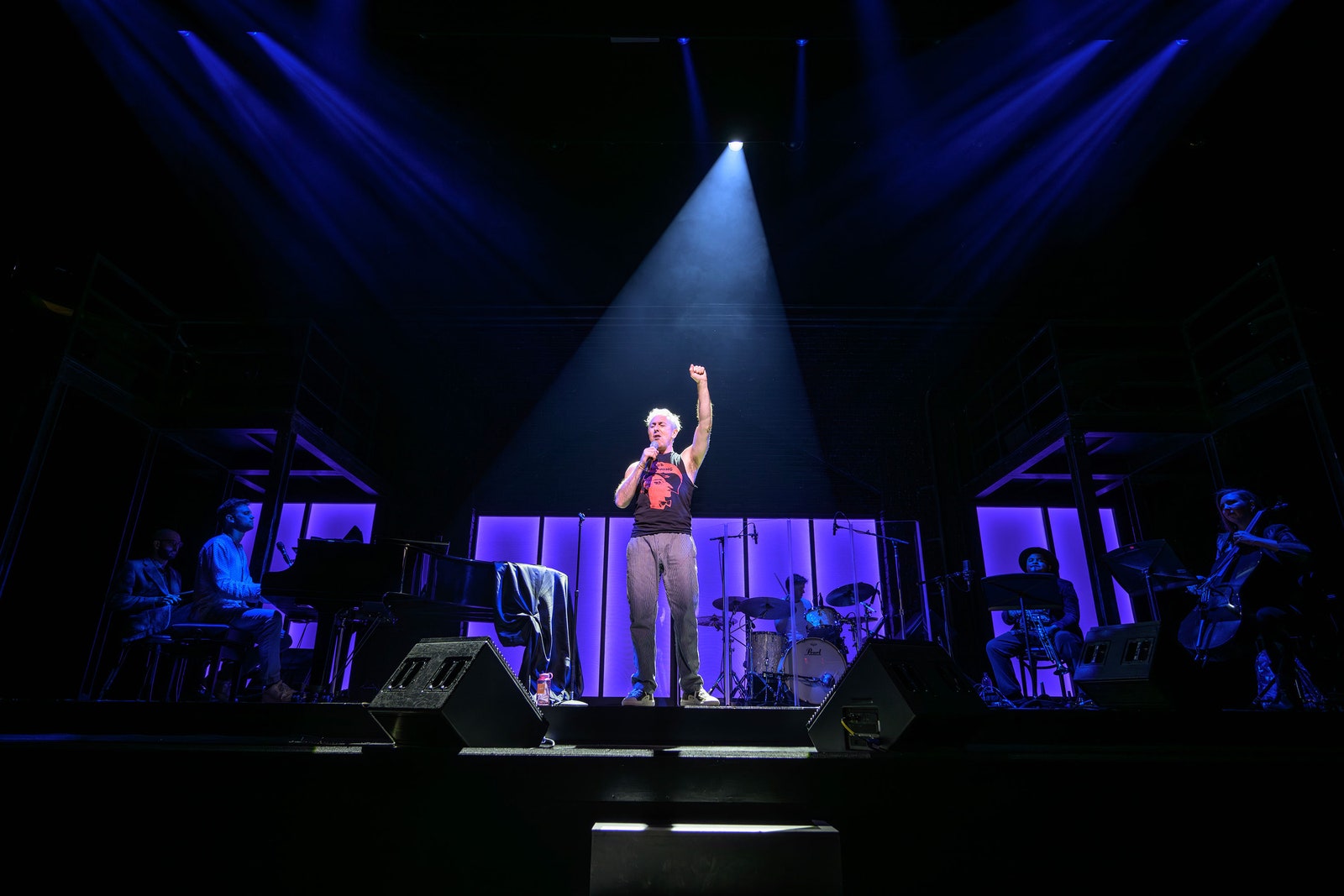 L'image contient peut-être Éclairage Concert Foule Personne Électronique Haut-parleur Interprète Performance solo Scène et adulte