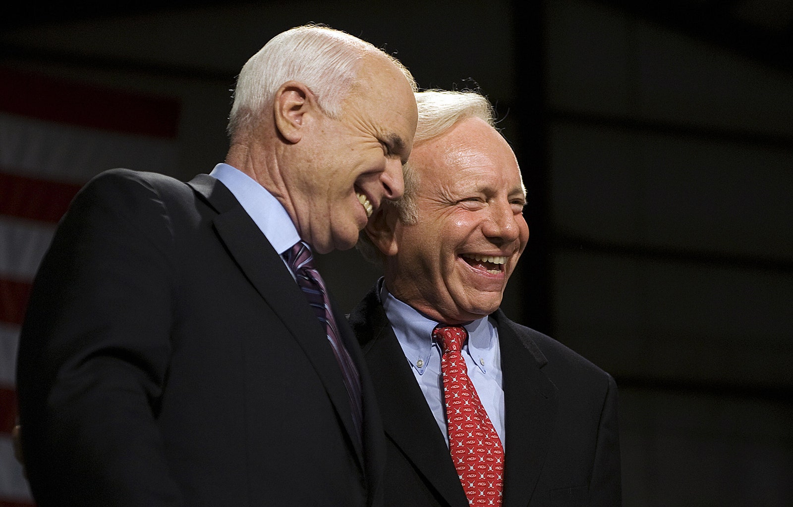 L'image contient peut-être Joe Lieberman John McCain Personnes Personne Accessoires Tenue de soirée Cravate Tête Adulte Visage et Heureux