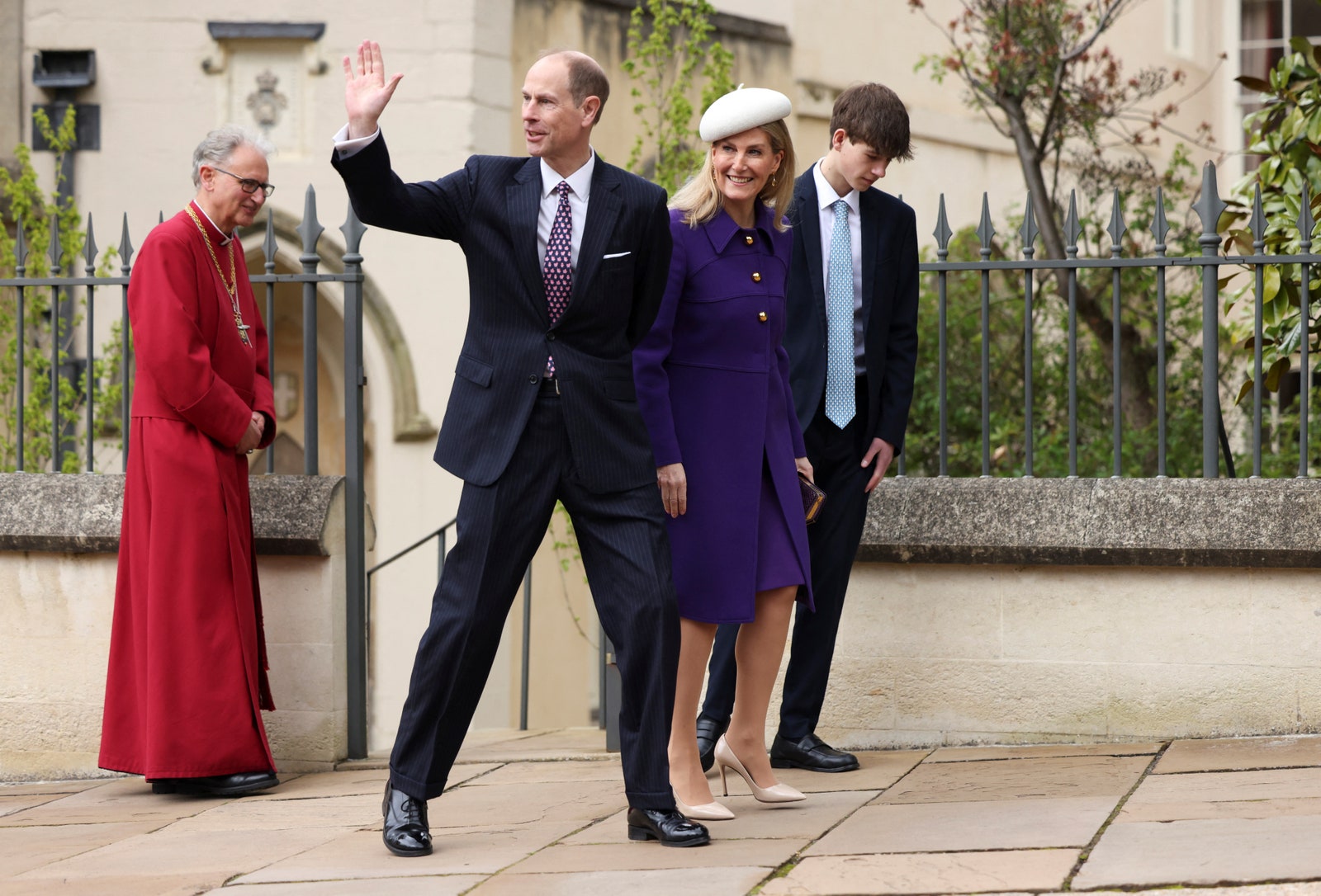 Le roi Charles III et la reine Camilla assistent aux services religieux de Pâques parmi les rangs royaux allégés L'image peut contenir Sophie Comtesse de Wessex Personne Accessoires pour adultes Tenue de soirée Cravate Vêtements et chaussures