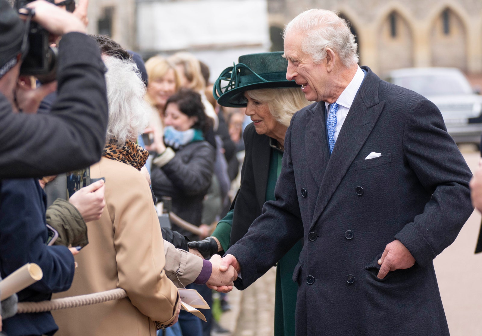 Le roi Charles III et la reine Camilla assistent aux services religieux de Pâques parmi les rangs royaux allégés L'image peut contenir des accessoires Vêtements de cérémonie Cravate Vêtements Chapeau Personne Adulte Manteau Voiture Transport et véhicule
