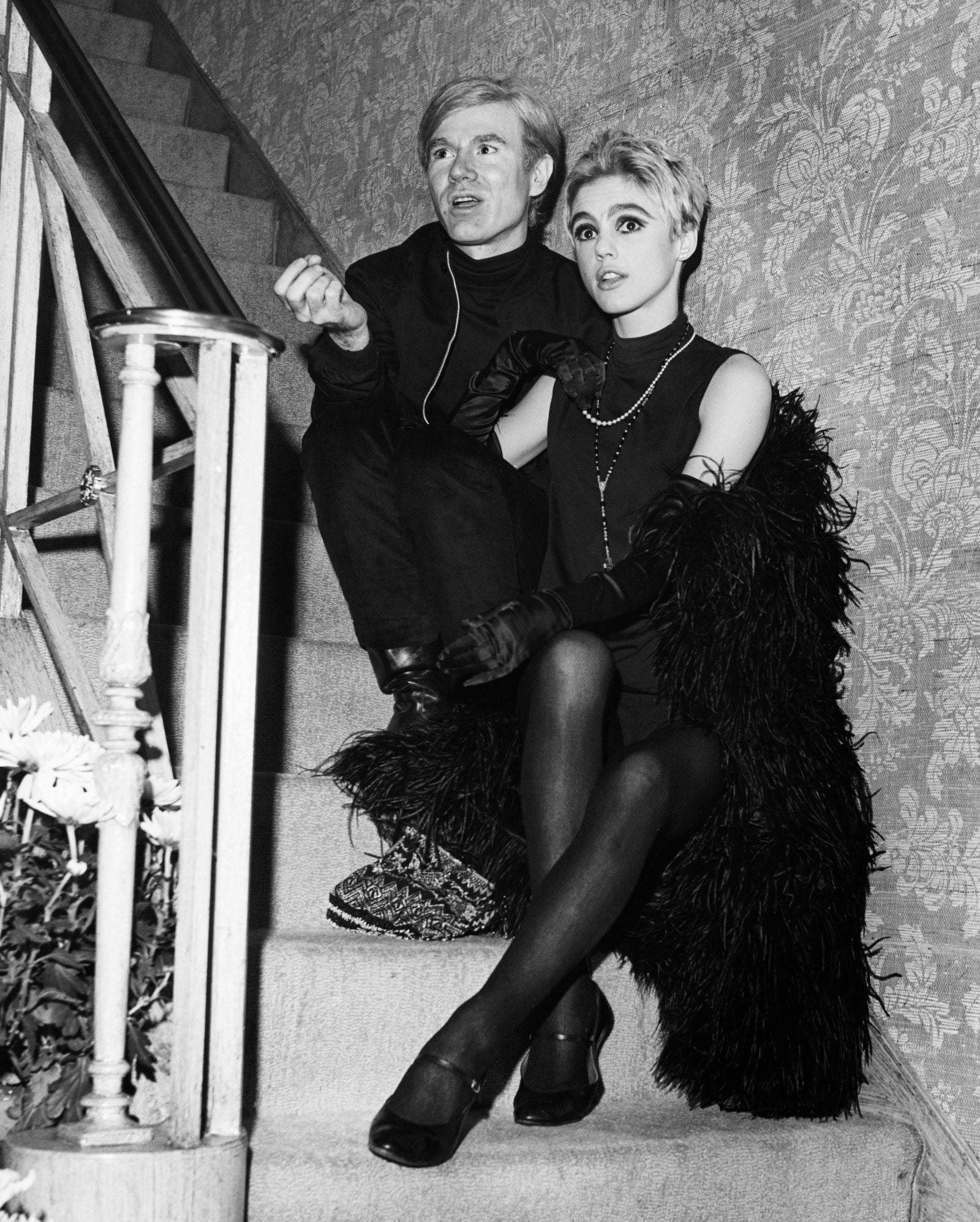 L'image peut contenir Edie Sedgwick Andy Warhol Architecture Bâtiment Maison Logement Escalier Main courante Adulte et personne