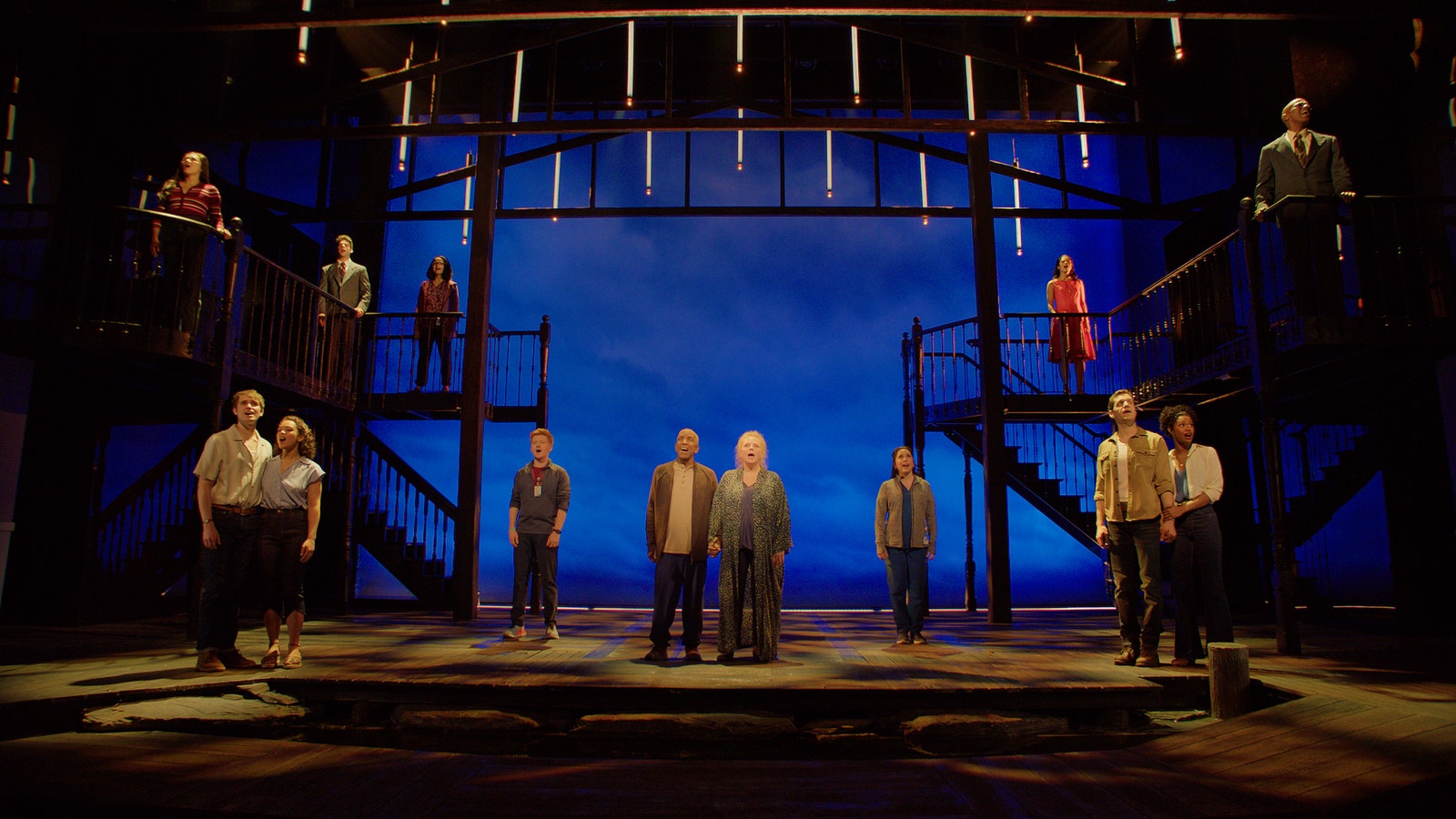 Ingrid Michaelson a vécu une perte énorme. Travailler sur le carnet l'a aidée à guérir. L'image peut contenir Scène Personne Foule Intérieur Théâtre Public Débat Discours Vêtements Manteau Chaussures et chaussure