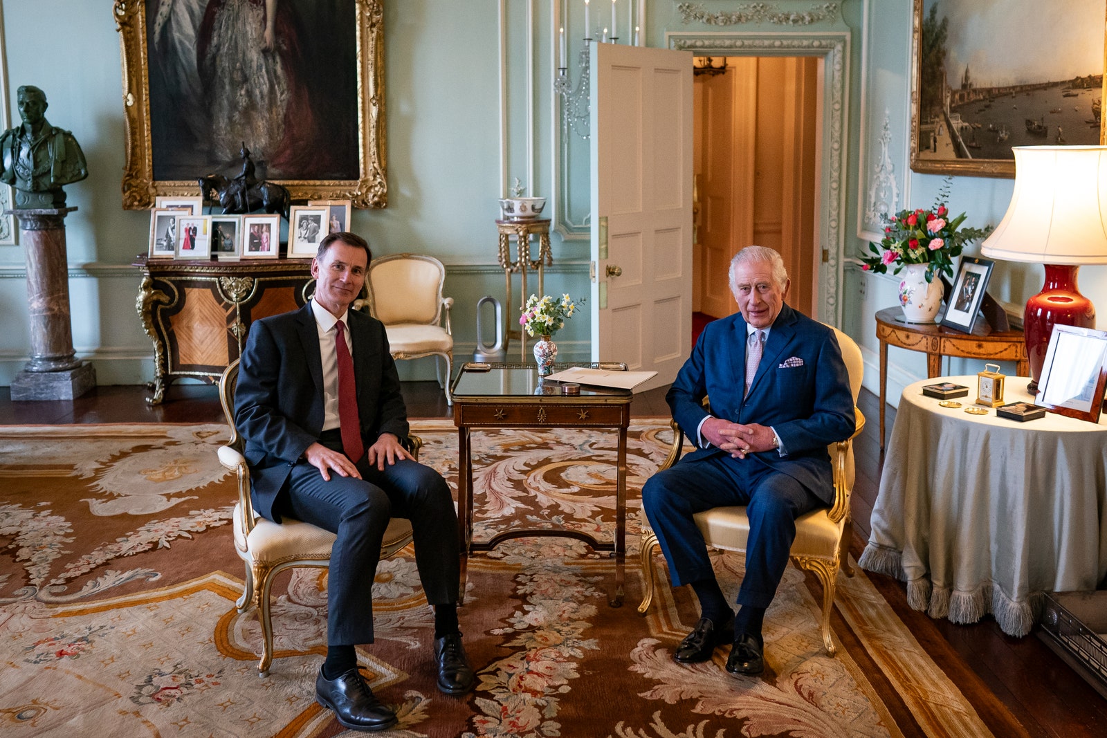 Le roi Charles espère reprendre ses fonctions royales publiques le mois prochain L'image peut contenir Charles Prince de Galles Jeremy Hunt Lampe Accessoires Tenue de soirée Cravate Vêtements Chaussures et chaussures