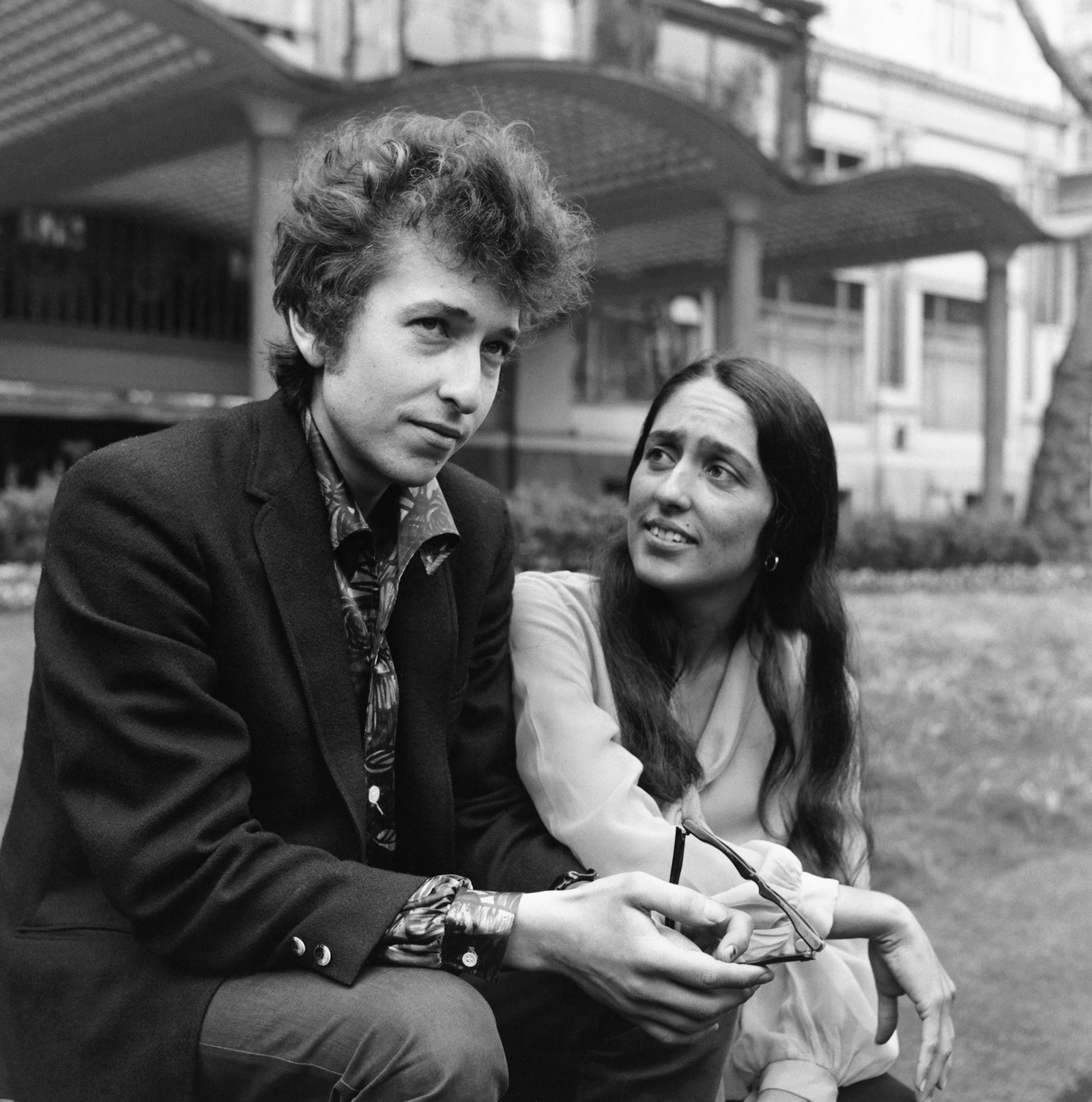 L'image peut contenir Bob Dylan Joan Baez Visage Tête Personne Photographie Portrait Vêtements Manteau Veste et partie du corps