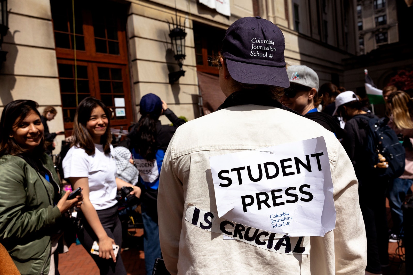 L'image peut contenir Mamatha Maben Vêtements Chapeau Sac à dos Sac Personne adulte Électronique Téléphone portable et téléphone