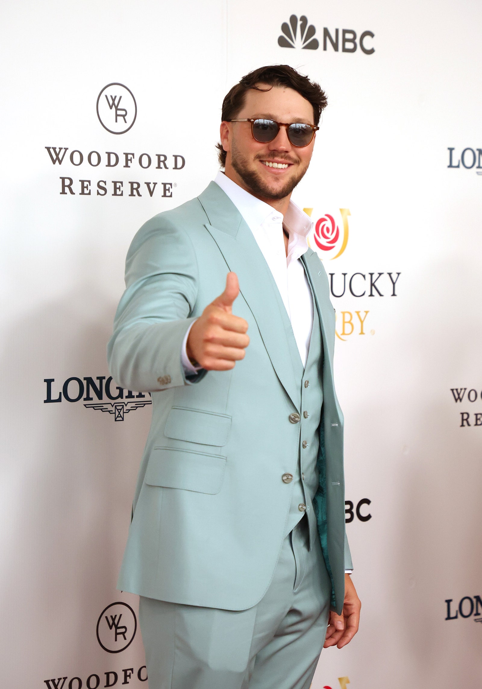 L'image peut contenir des vêtements Vêtements de cérémonie Costume Partie du corps Doigt Main Personne Blazer Manteau Veste Adulte et accessoires