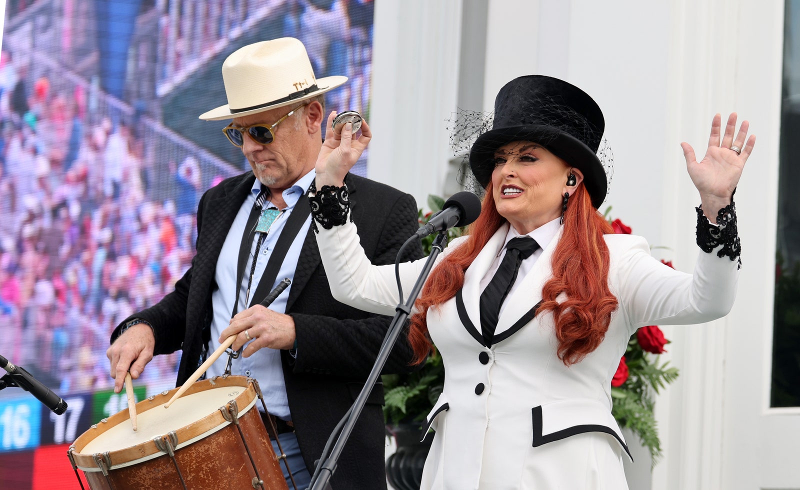 L'image peut contenir Wynonna Judd Appareil électrique Microphone Vêtements Chapeau Personne adulte Accessoires et lunettes