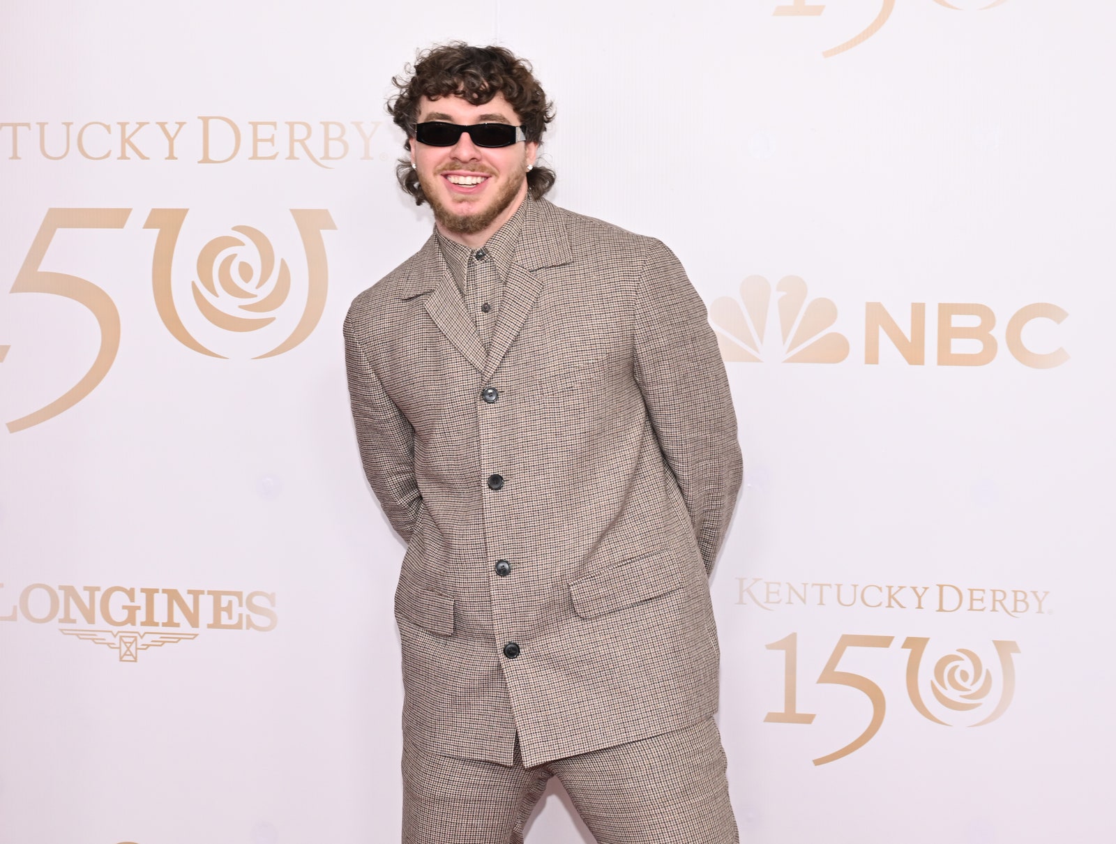 L'image peut contenir des vêtements Vêtements de cérémonie Costume Manteau Blazer Veste Accessoires Lunettes Adulte et personne