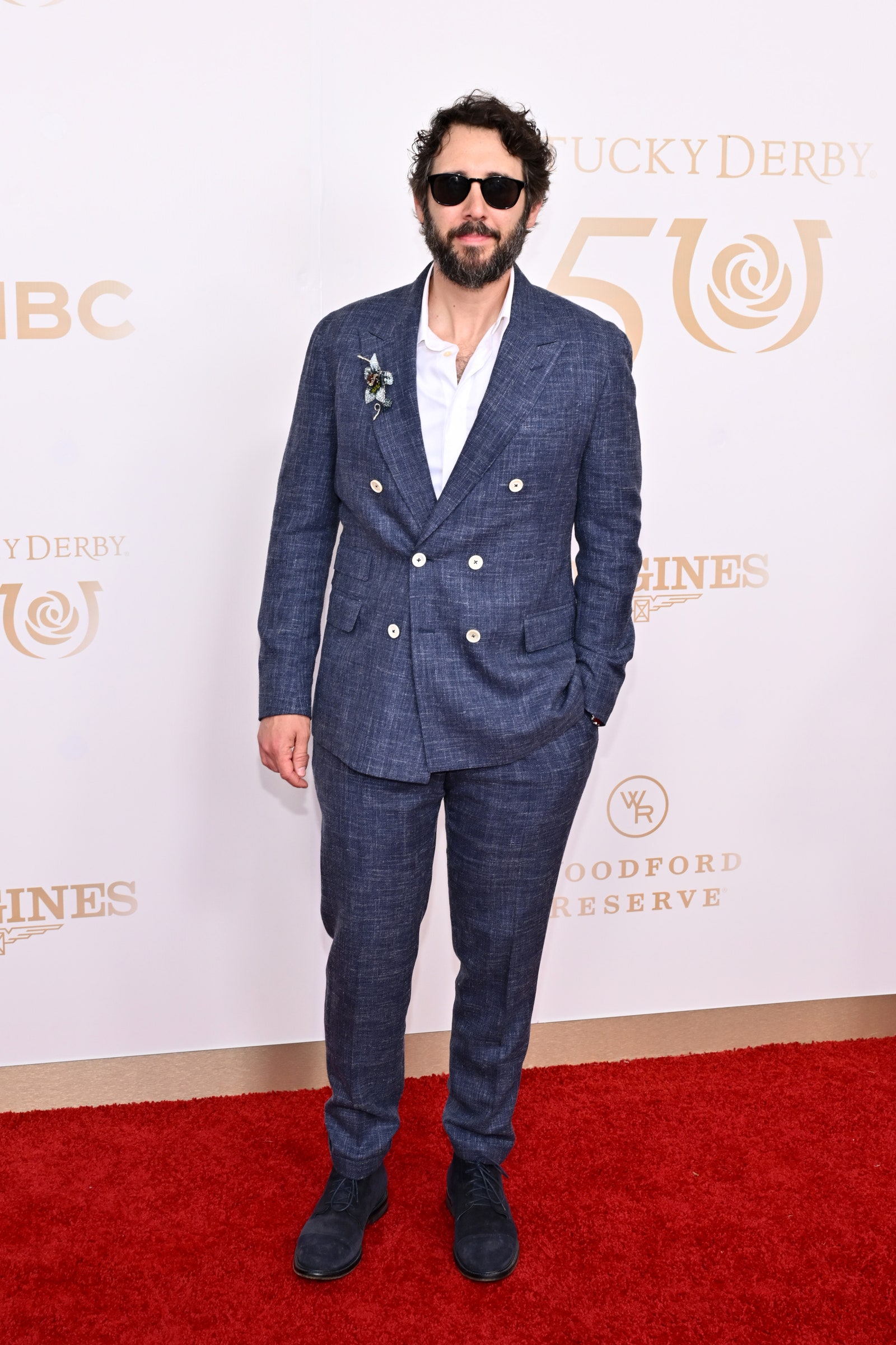 L'image peut contenir Josh Groban Vêtements de mode Tenue de soirée Costume Personne debout Blazer Manteau Veste et adulte