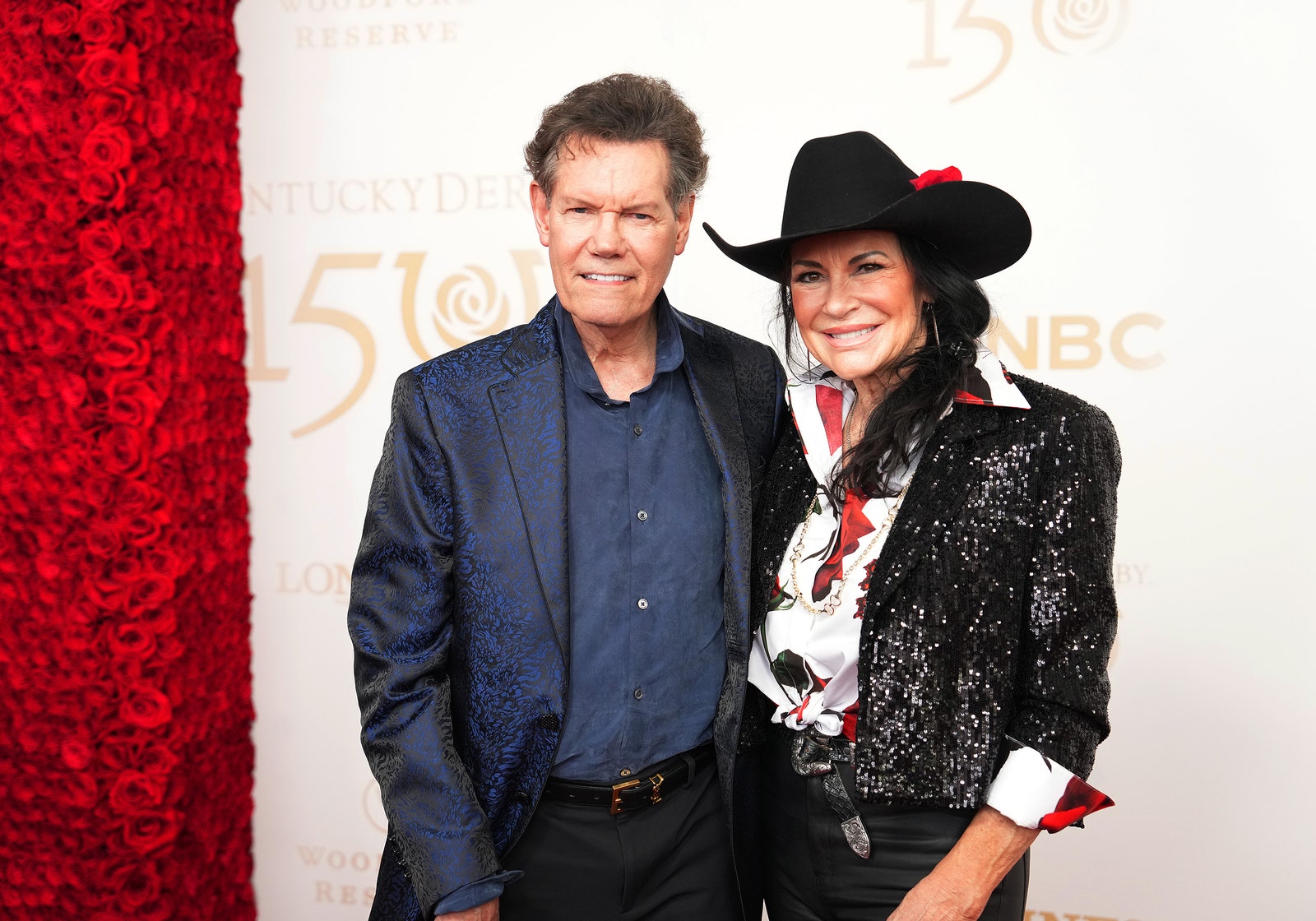 L'image peut contenir Randy Travis Vêtements Chapeau Accessoires Ceinture Personne adulte Manteau Veste Mode et Blazer
