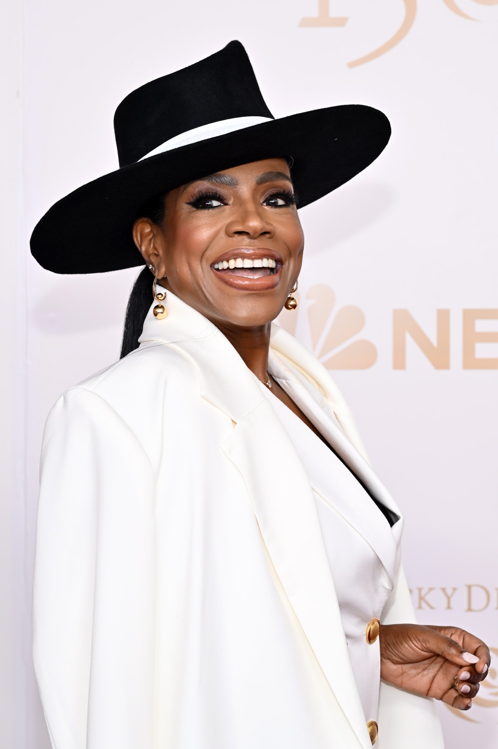 L'image peut contenir Sheryl Lee Ralph Vêtements Chapeau Personne adulte Tenue de soirée Costume Visage Tête Heureux et Sourire