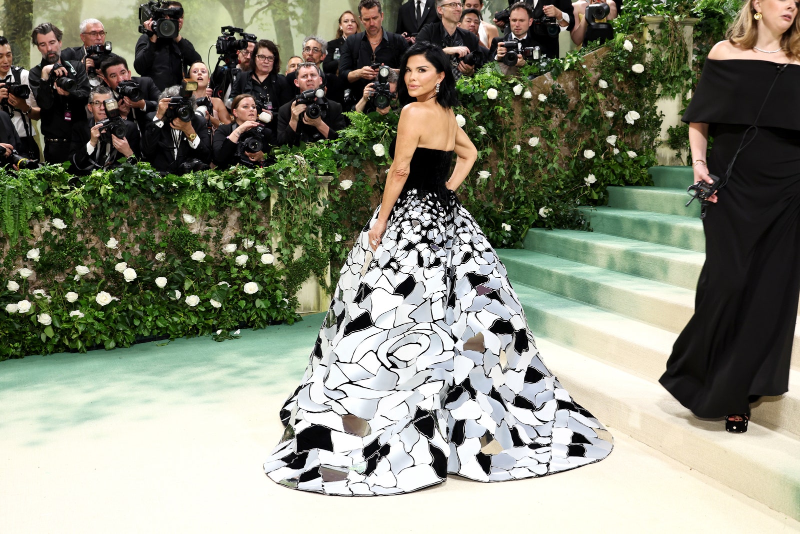 Lauren Sánchez Blooms fait ses débuts au Met Gala 2024 L'image peut contenir Laura Snchez Personne adulte Vêtements Robe Tenue de soirée Mariage Mode Appareil photo et électronique