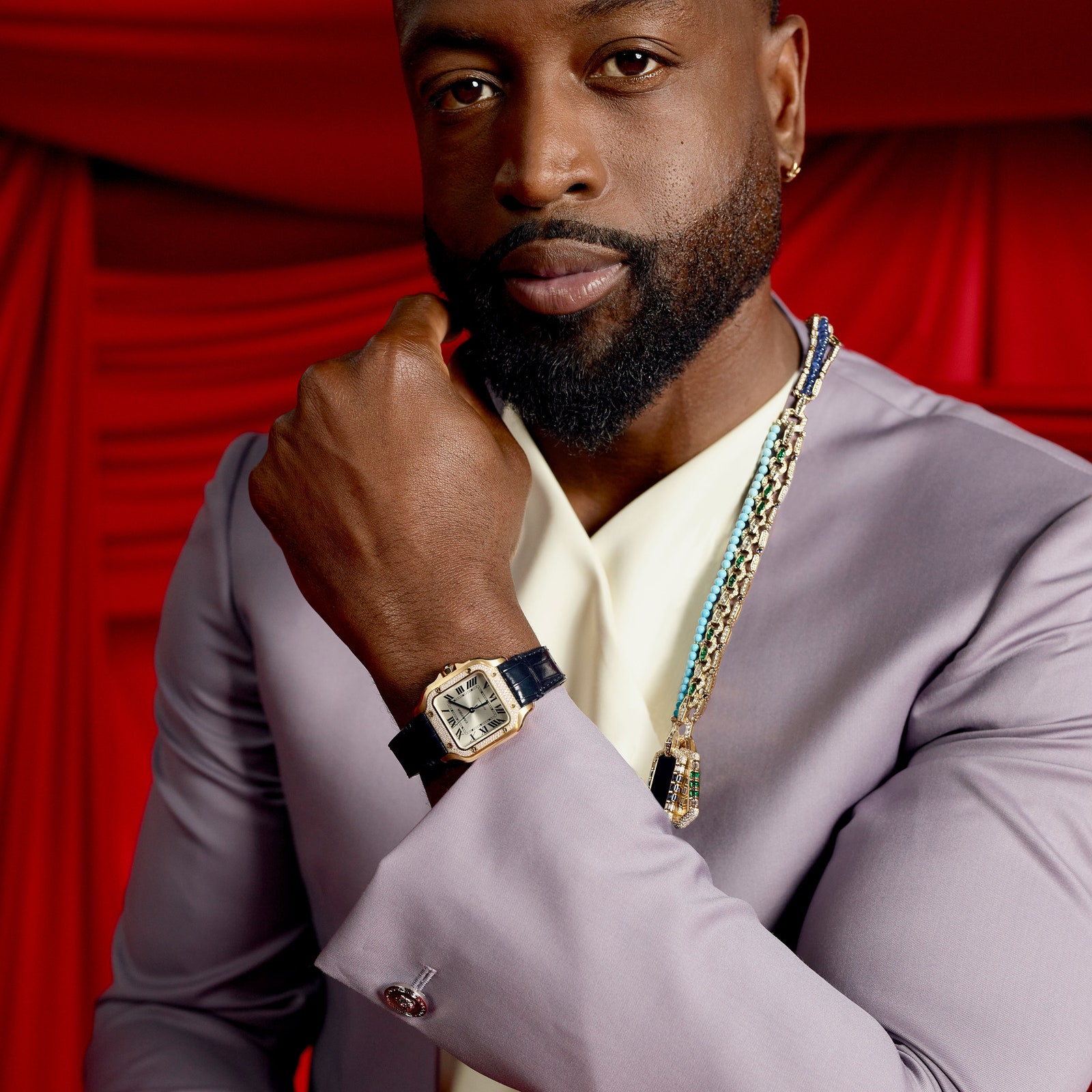 L'image peut contenir Dwyane Wade Personne adulte Accessoires Pendentif Montre-bracelet Bijoux Collier Blazer et vêtements