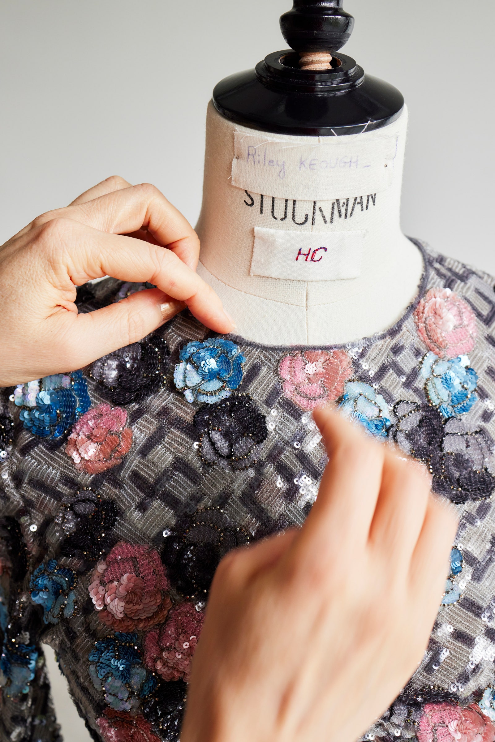 L'image peut contenir un chemisier, des vêtements, une partie du corps, des doigts, des mains, des accessoires et des vêtements de cérémonie.