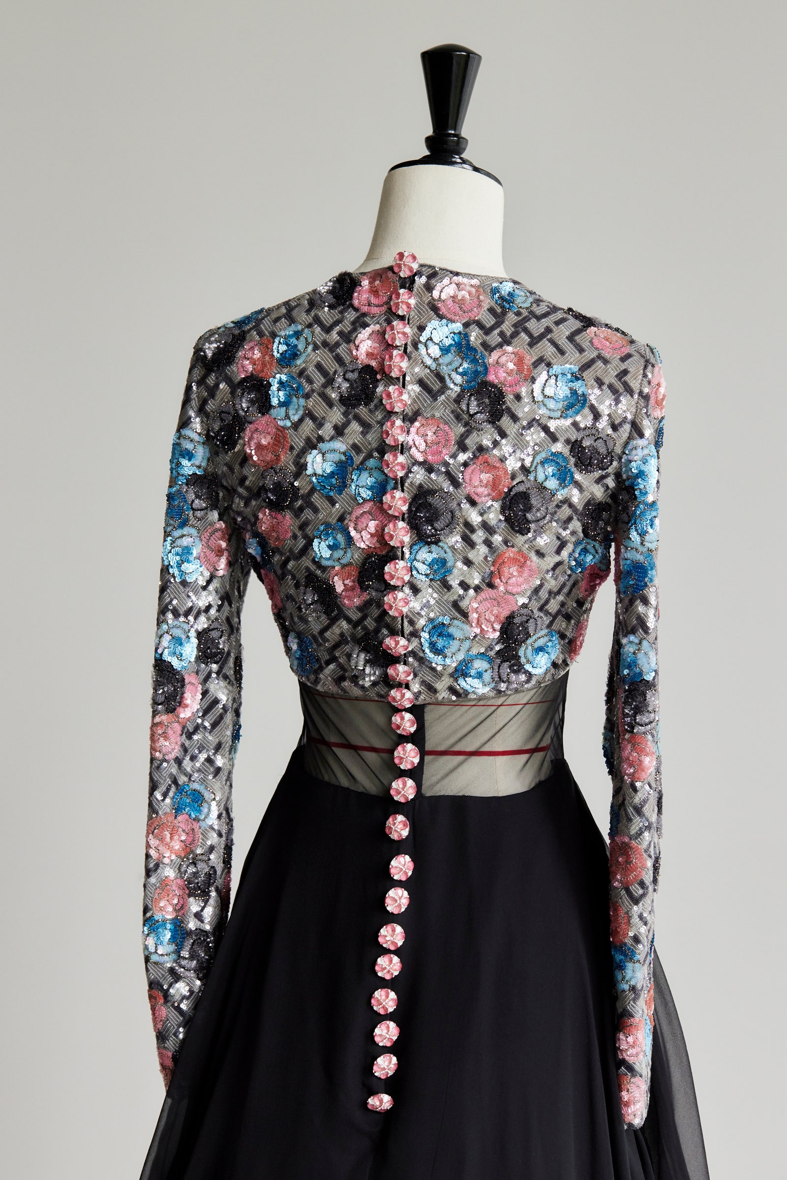 L'image peut contenir un chemisier, un vêtement, une robe à manches longues, une tenue de soirée, un blazer, un manteau, une veste, pour adulte et personne.