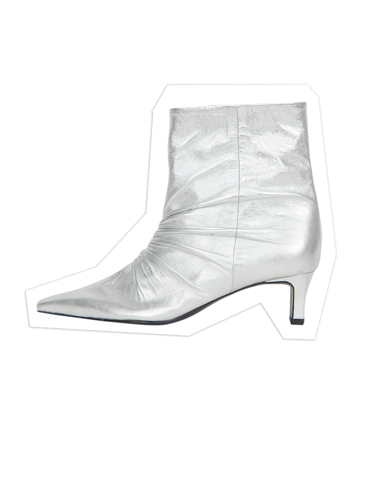 Comment Rachelle Hruska a transformé l'artisanat en un langage d'amour L’image peut contenir : Vêtements, chaussures, chaussure, talon haut et baskets