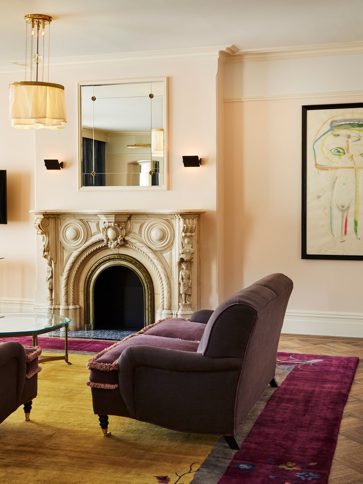 Comment Rachelle Hruska a transformé l'artisanat en un langage d'amour L’image contient peut-être : Lampe, Décoration d'intérieur, Tapis, Meubles, Art, Peinture, Canapé, Cheminée, Intérieur, Personne et Design d'intérieur