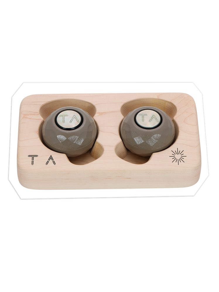 Comment Rachelle Hruska a transformé l'artisanat en un langage d'amour L’image peut contenir : Cassette, réveil et horloge