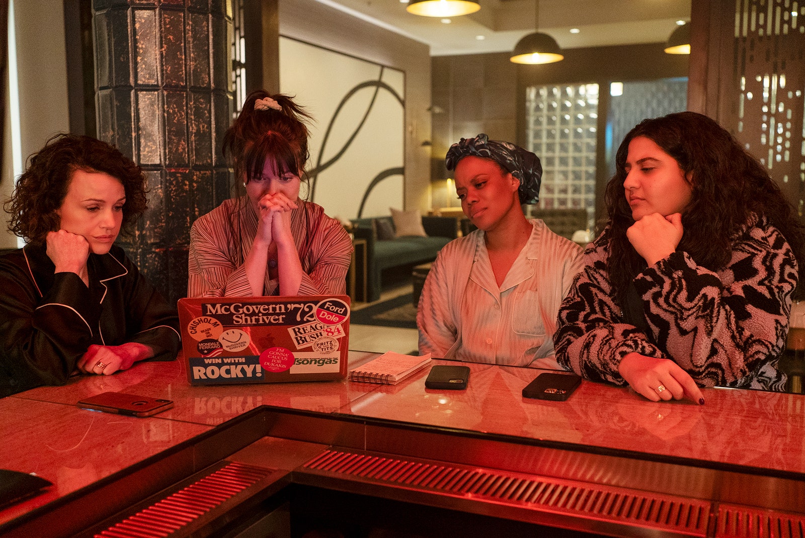 L'image peut contenir Carla Gugino Lampe Livre Publication Adulte Personne Enfant Électronique Téléphone portable et téléphone