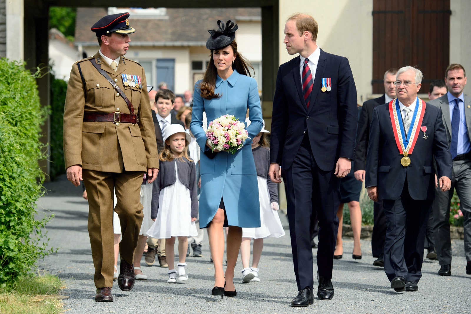 L'image contient peut-être le prince William, duc de Cambridge, personne, personnes adultes, accessoires, vêtements de cérémonie, cravate et enfant.