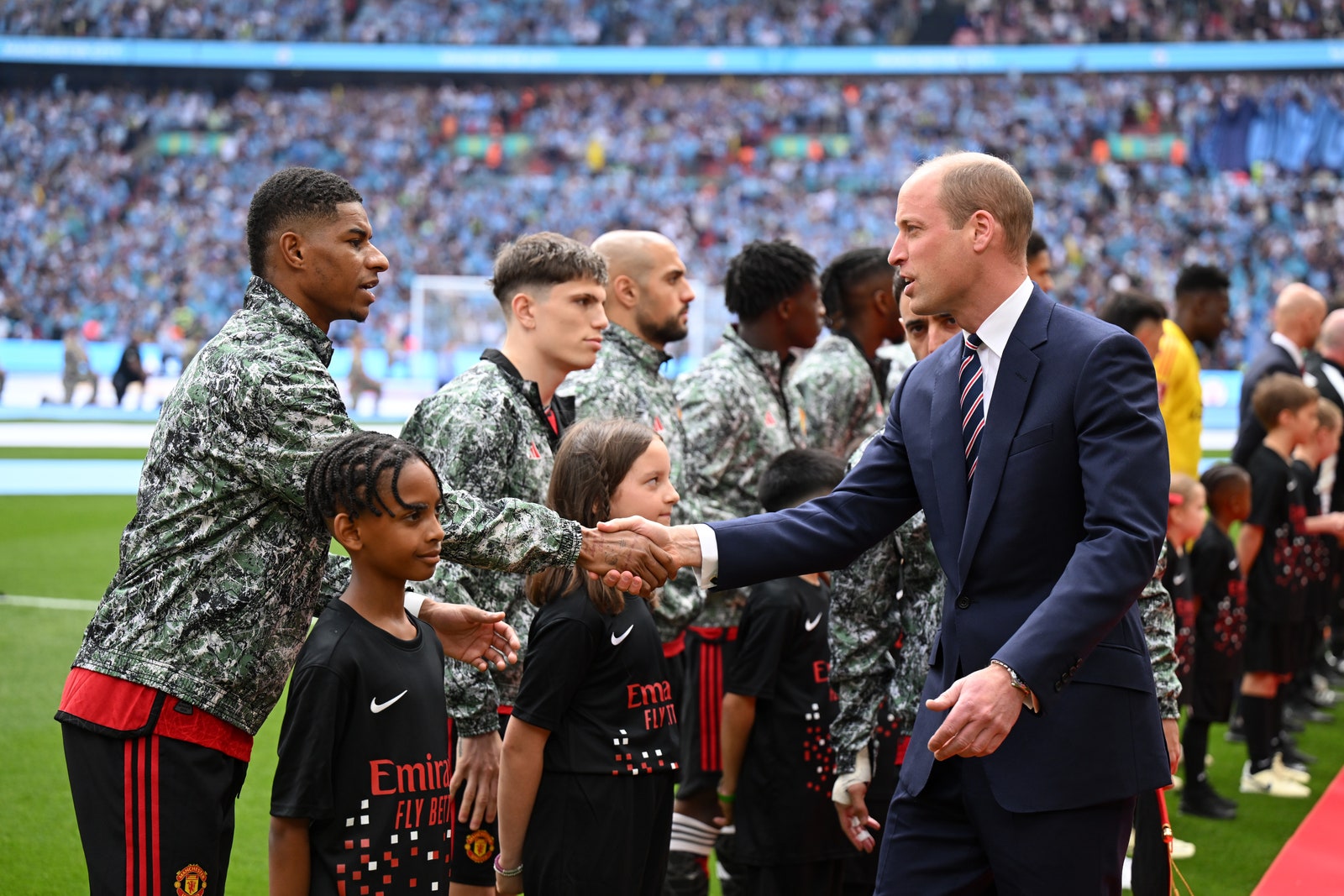 L'image contient peut-être des accessoires Vêtements de cérémonie Cravate Personne adulte Personnes Vêtements Chaussures Chaussure et conversation