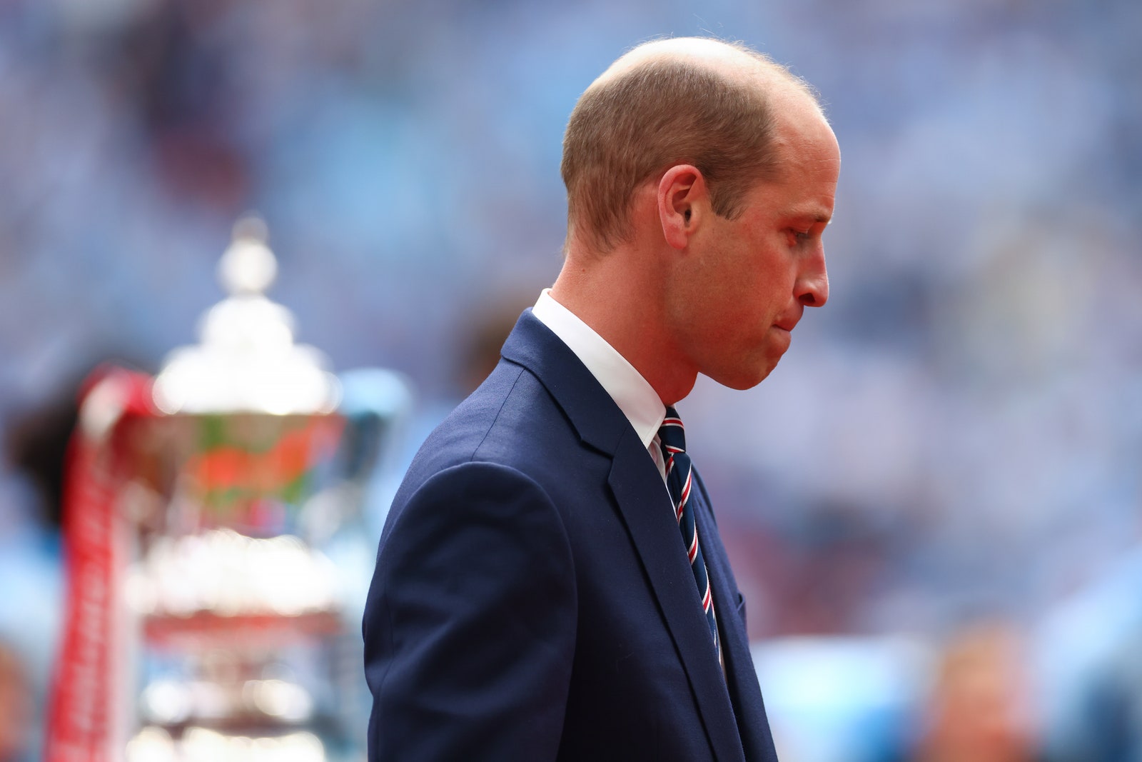 L'image contient peut-être Personne adulte Tête Accessoires Vêtements de cérémonie Cravate Visage Personnes Photographie Portrait et foule