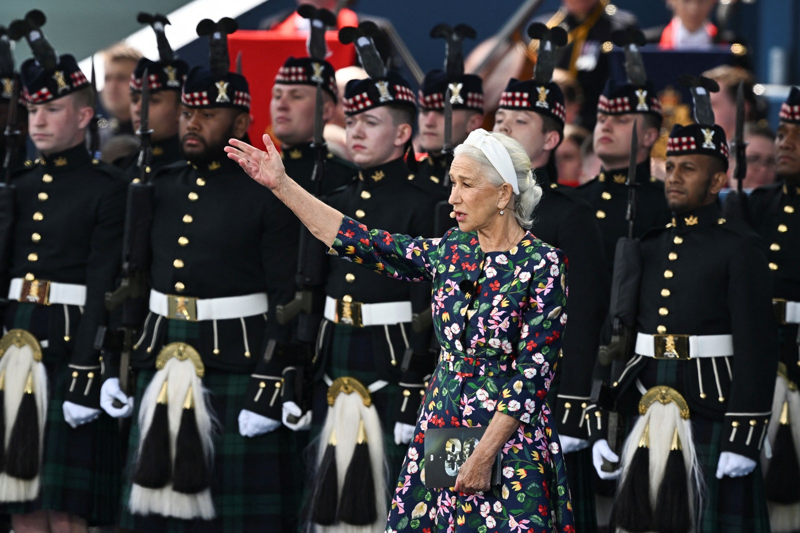 L'image peut contenir Helen Mirren Vêtements Gant Personne Personnes Accessoires Sac Sac à main Ceinture Adulte Chapeau et jupe