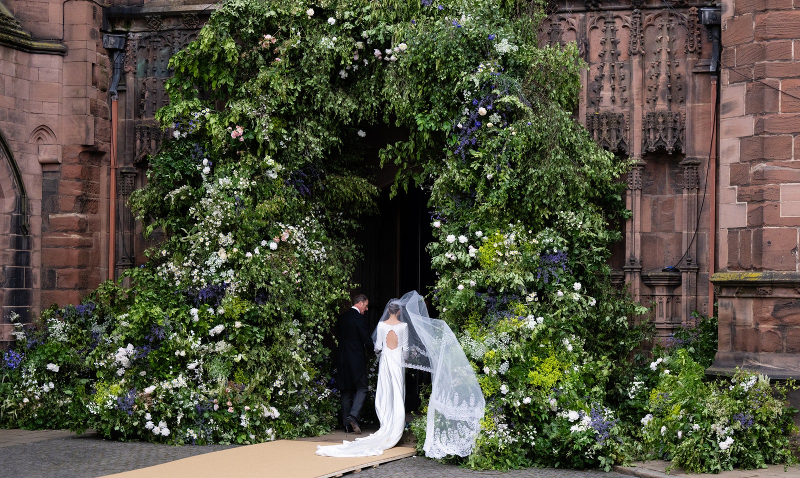 L'image peut contenir des vêtements Robe Vêtements de cérémonie Robe de mode Mariage Robe de mariée Personne Costume de ville et plante