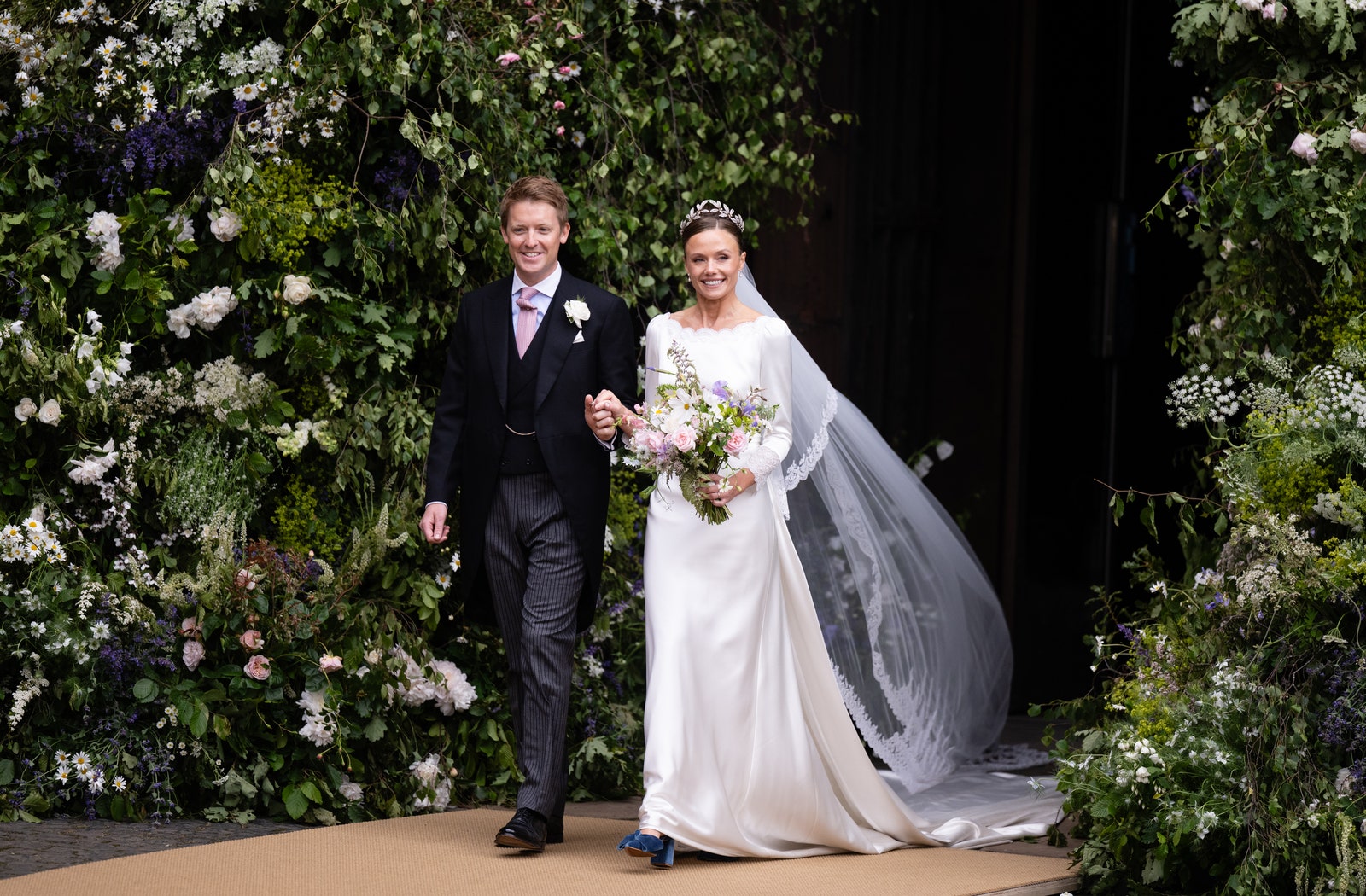 L'image peut contenir une personne adulte Vêtements de mariage Chaussures Accessoires de chaussures à talons hauts Tenue de soirée Cravate et blazer