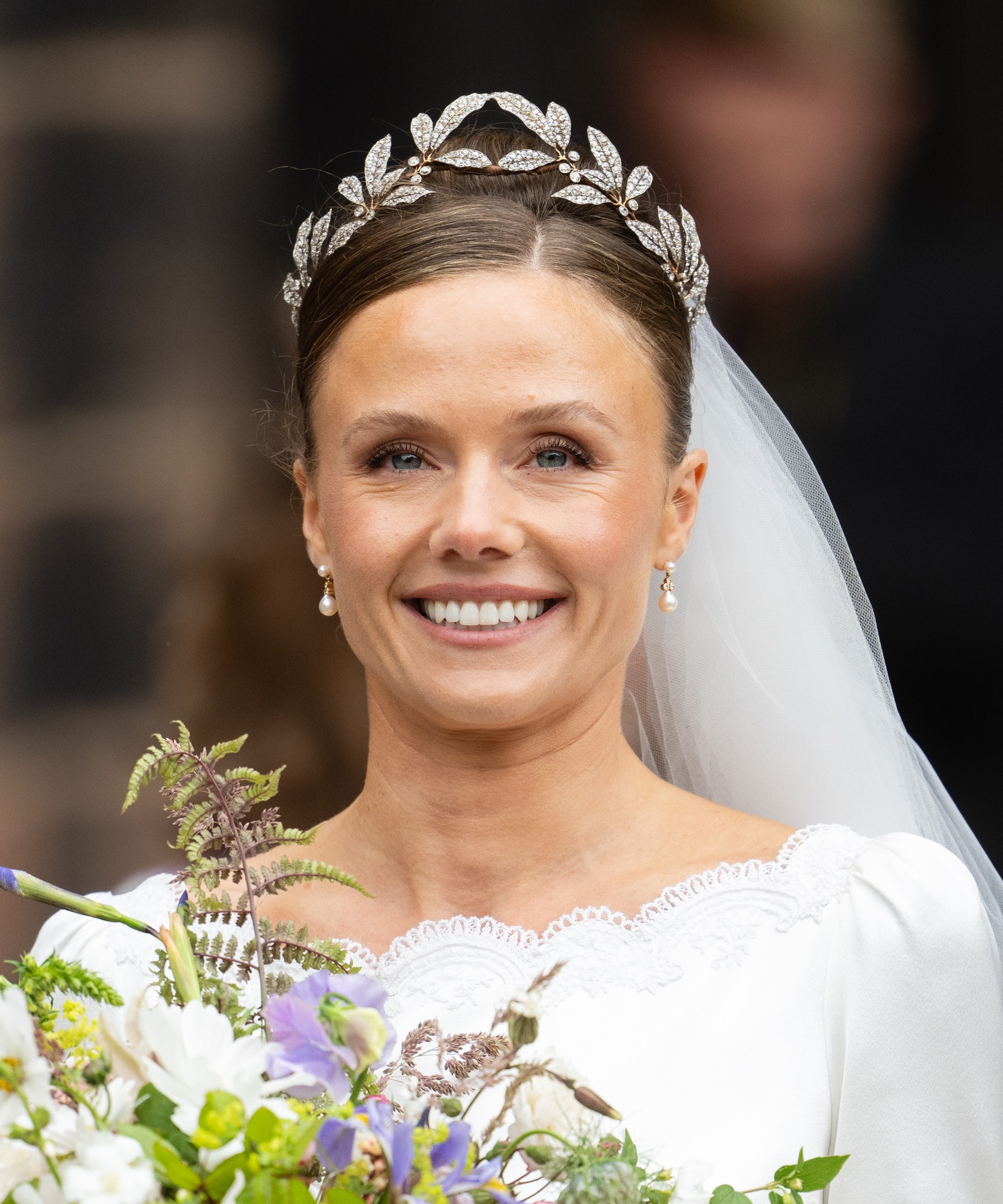 L'image peut contenir une fleur Arrangement floral Bouquet de fleurs Plante Vêtements Robe Visage Tête Personne et photographie