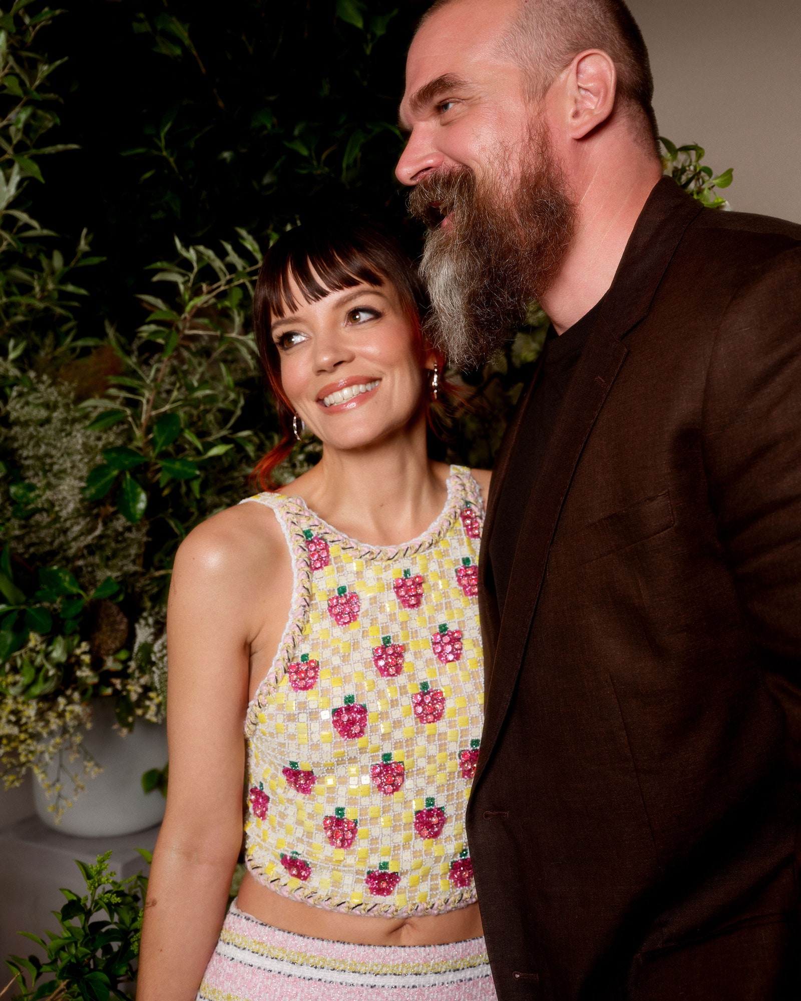 Tout était question de Tribeca et Robert De Niro lors de ce dîner de mode L'image peut contenir David Harbour Lily Allen Blazer Vêtements Manteau Veste Visage Tête Personne Photographie et portrait