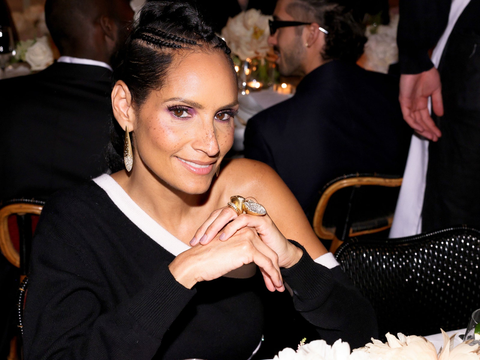 Tout était question de Tribeca et Robert De Niro lors de ce dîner de mode L'image peut contenir un visage, une tête, une personne, une photographie, un portrait, une chaise, des meubles, des accessoires et des lunettes de mariage pour adultes.