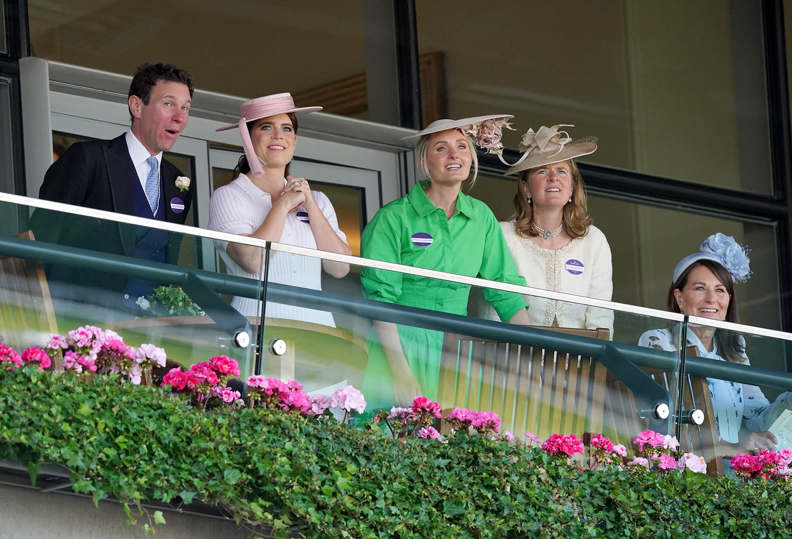 L'image peut contenir Carole Middleton Vêtements Chapeau Fleur Composition florale Plante Chapeau de soleil Adulte et personne