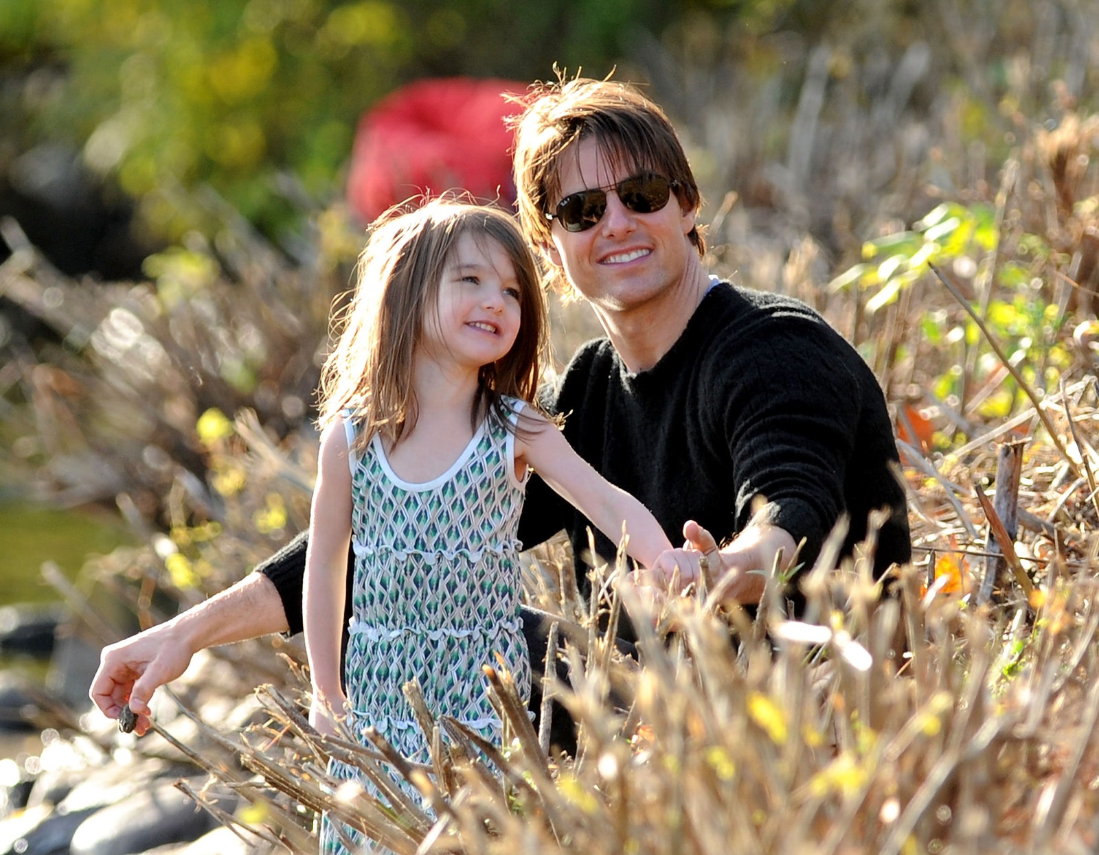 L'image peut contenir Tom Cruise Visage Tête Personne Photographie Portrait Accessoires Lunettes de soleil Herbe Plante et lunettes