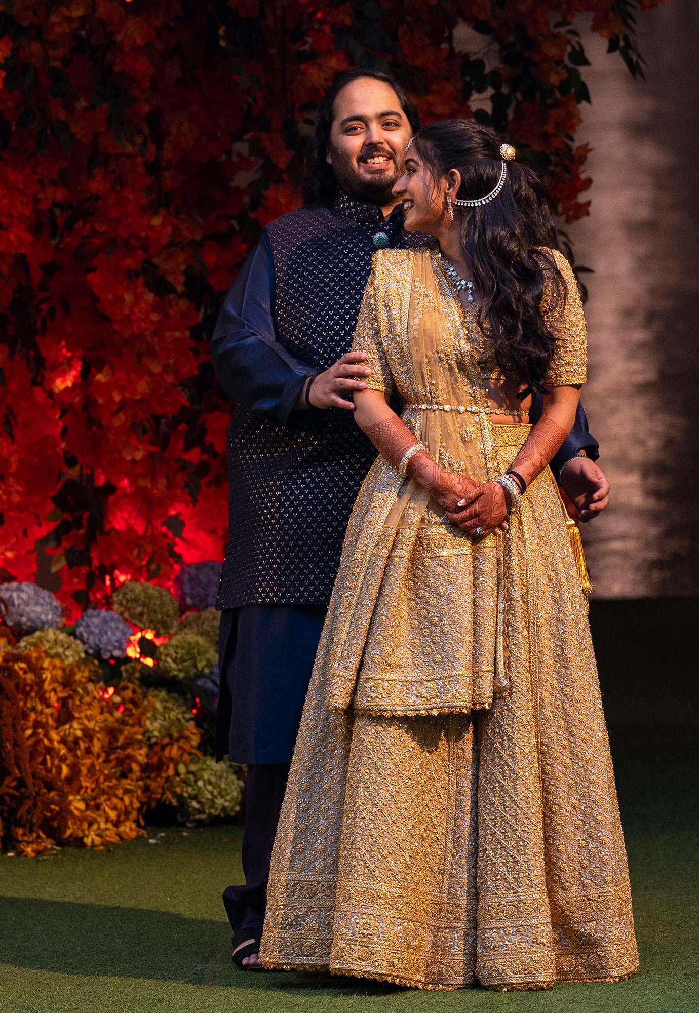 L'image peut contenir des accessoires de mariage pour adultes, des bracelets, des bijoux et un collier