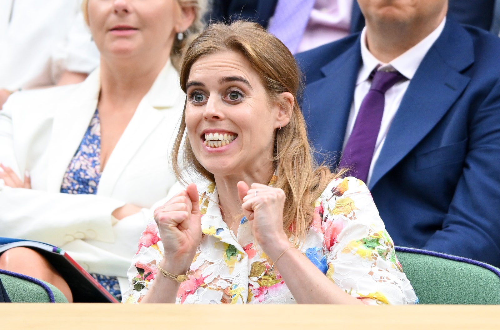 L'image peut contenir Tête Personne Visage Sourire Heureux Accessoires Tenue de soirée Cravate Adulte Mariage Rire et Chaise