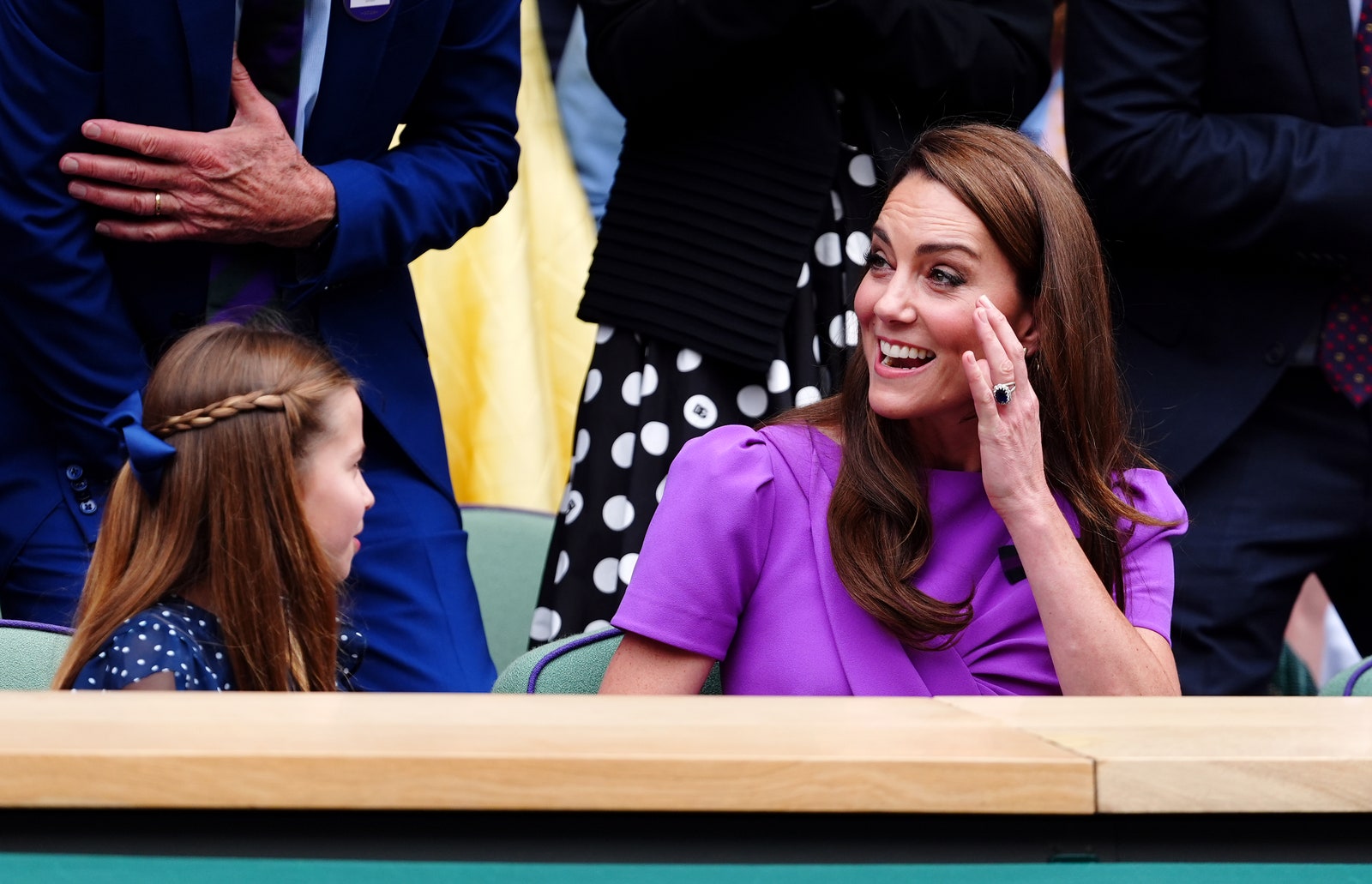 L'image peut contenir Adulte Personne Enfant Tête Visage Chaise Meubles Accessoires Bijoux Bague Tenue de soirée et cravate