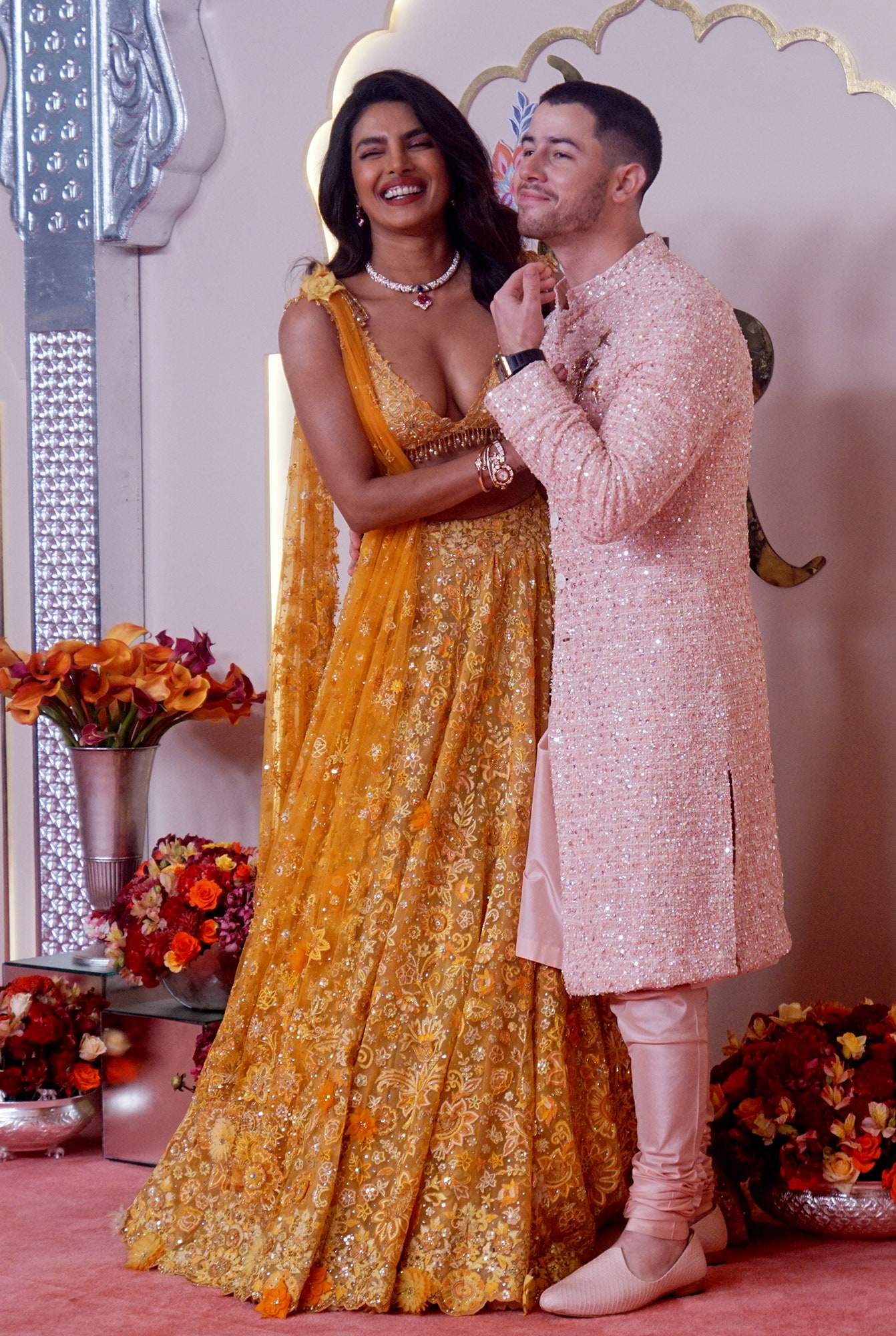 L'image peut contenir Nick Jonas Priyanka Chopra Vêtements Robe Adulte Personne Accessoires de mariage Bijoux et collier