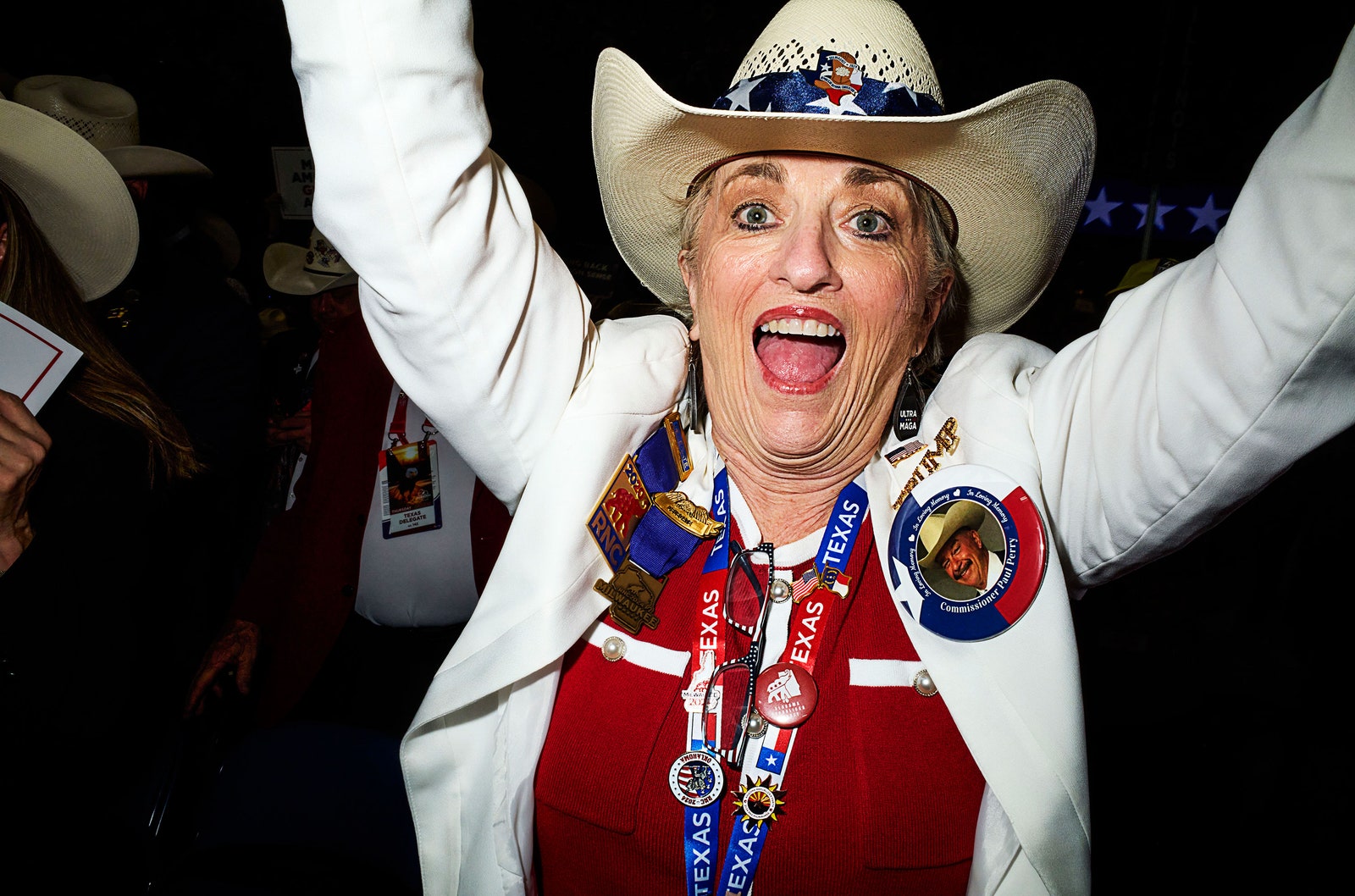 L'image peut contenir des vêtements, un chapeau, une tête, une personne, un visage, une photographie de mariage et un portrait pour adultes