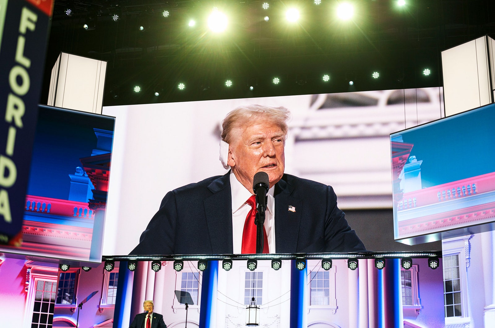 L'image peut contenir Donald Trump Foule Personne Appareil électrique Microphone Accessoires Tenue de soirée Cravate et adulte