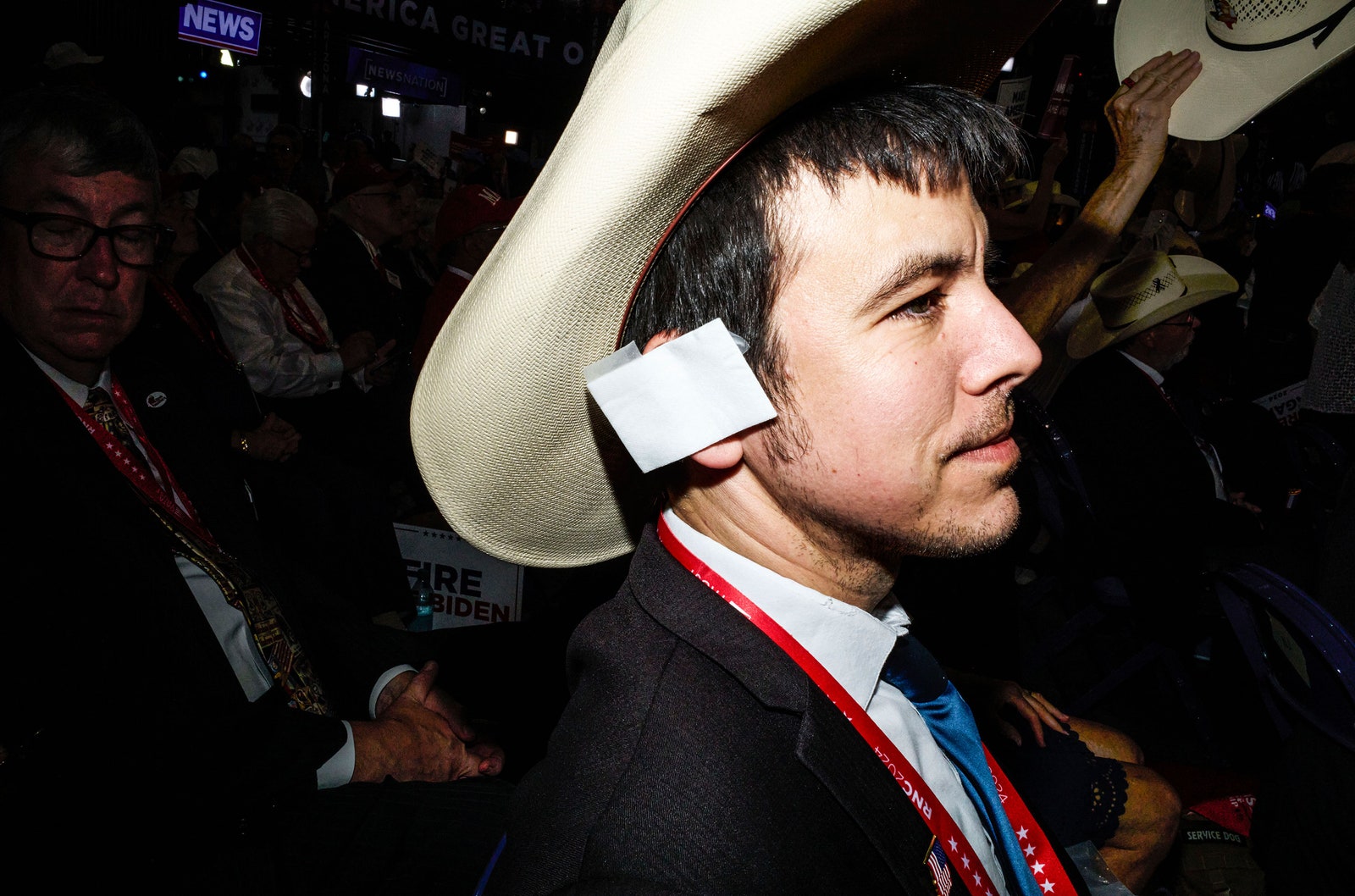 L'image peut contenir des vêtements, des chapeaux, des accessoires, des lunettes, un chapeau de cow-boy, des vêtements de cérémonie, une cravate, une personne adulte, des chaussures et des mariages