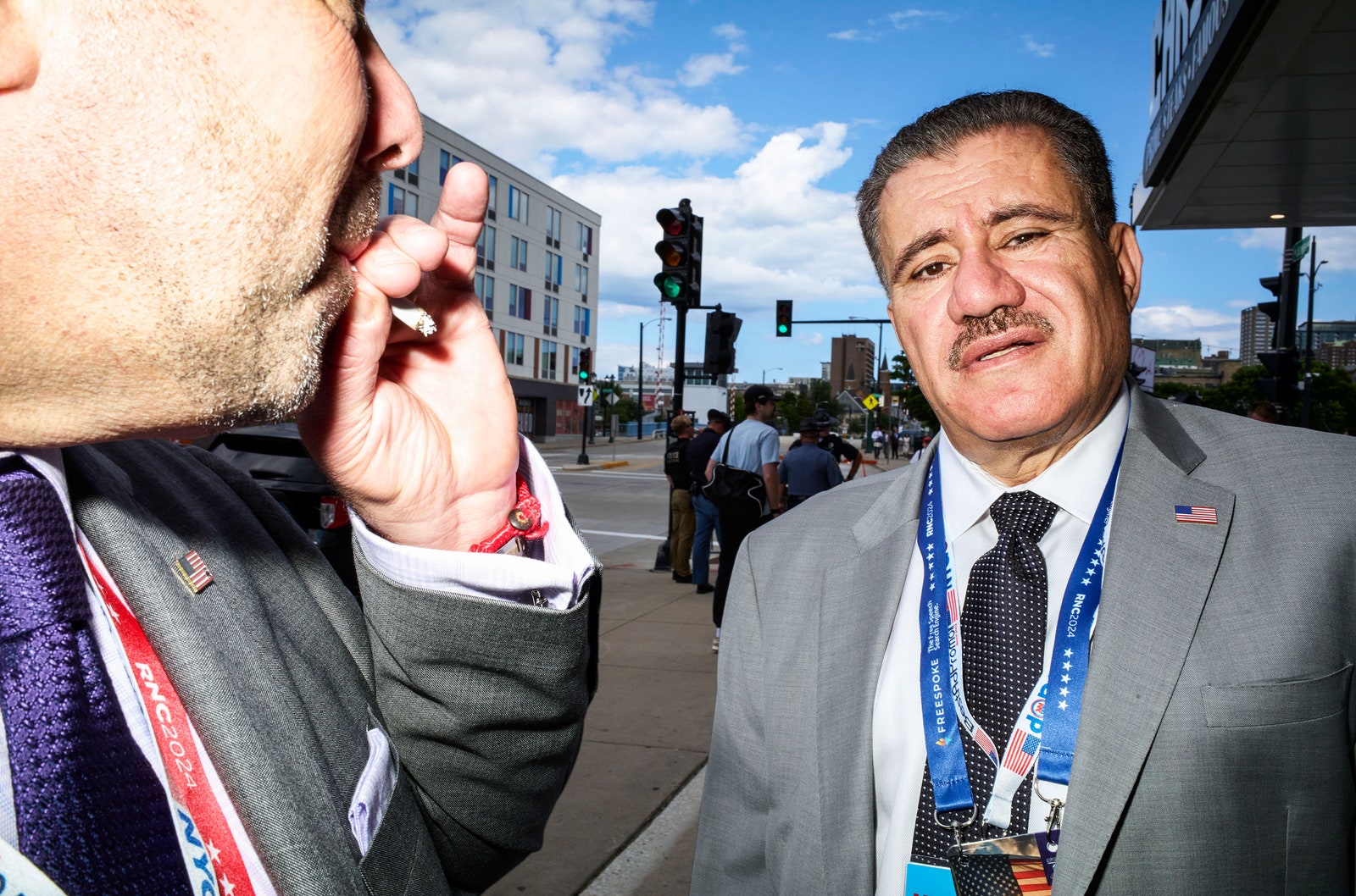 L'image peut contenir Vêtements Manteau Veste Ville Route Rue Urbain Blazer Photographie Visage Tête Personne et Portrait