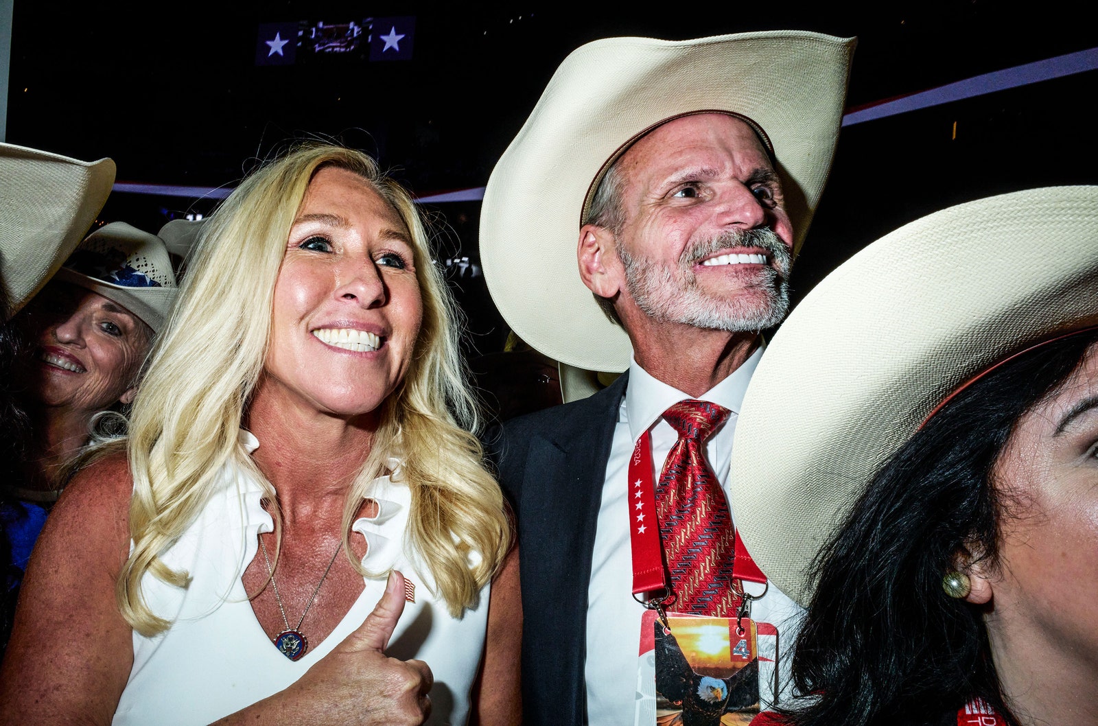 L'image peut contenir des vêtements, un chapeau, une personne adulte, des accessoires de mariage, des vêtements de cérémonie, une cravate, des bijoux, un collier et un chapeau de cow-boy