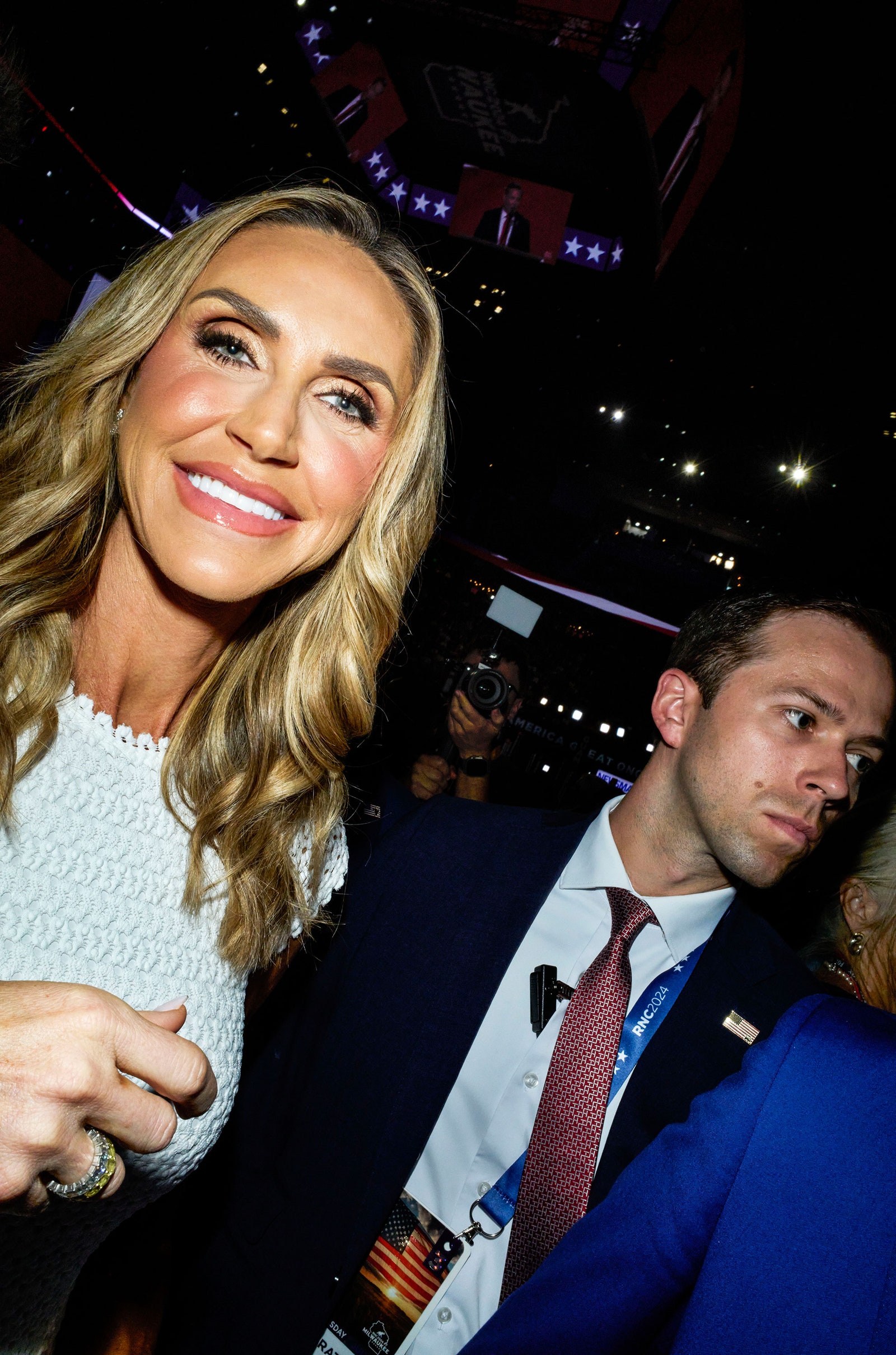 L'image peut contenir Blazer Vêtements Manteau Veste Accessoires Tenue de soirée Cravate Visage Tête Personne et Photographie