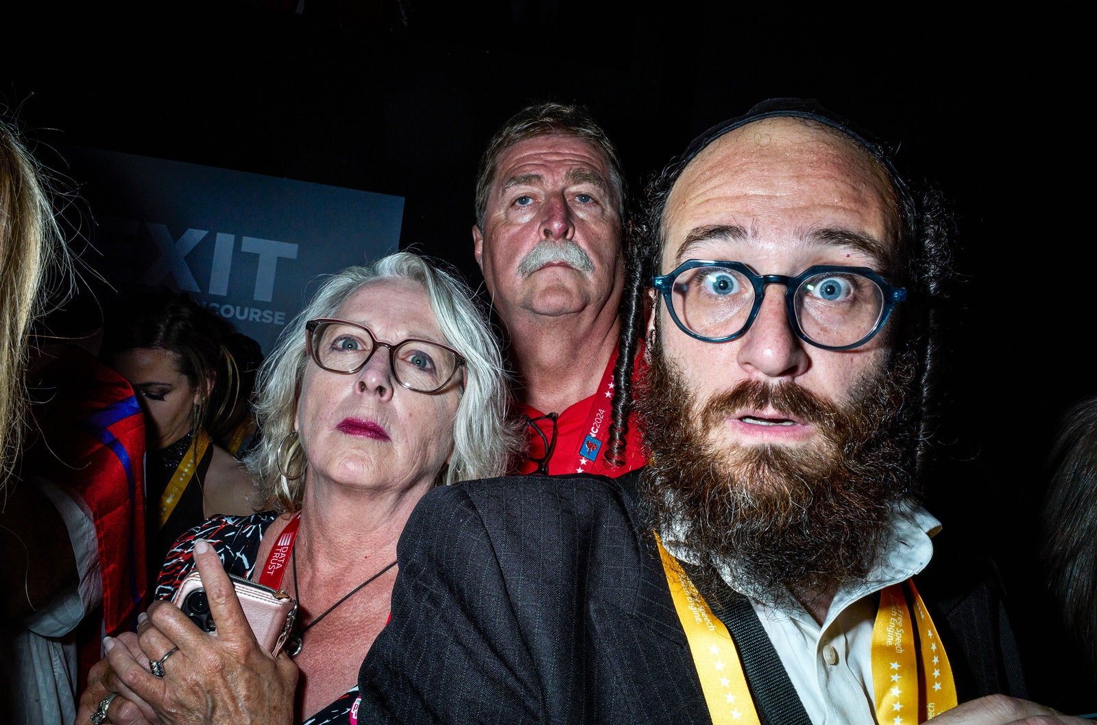 L'image peut contenir des accessoires, des lunettes, une tête, une personne, un visage, une photographie, un portrait, une barbe, des personnes, des bijoux, une bague et un adulte.