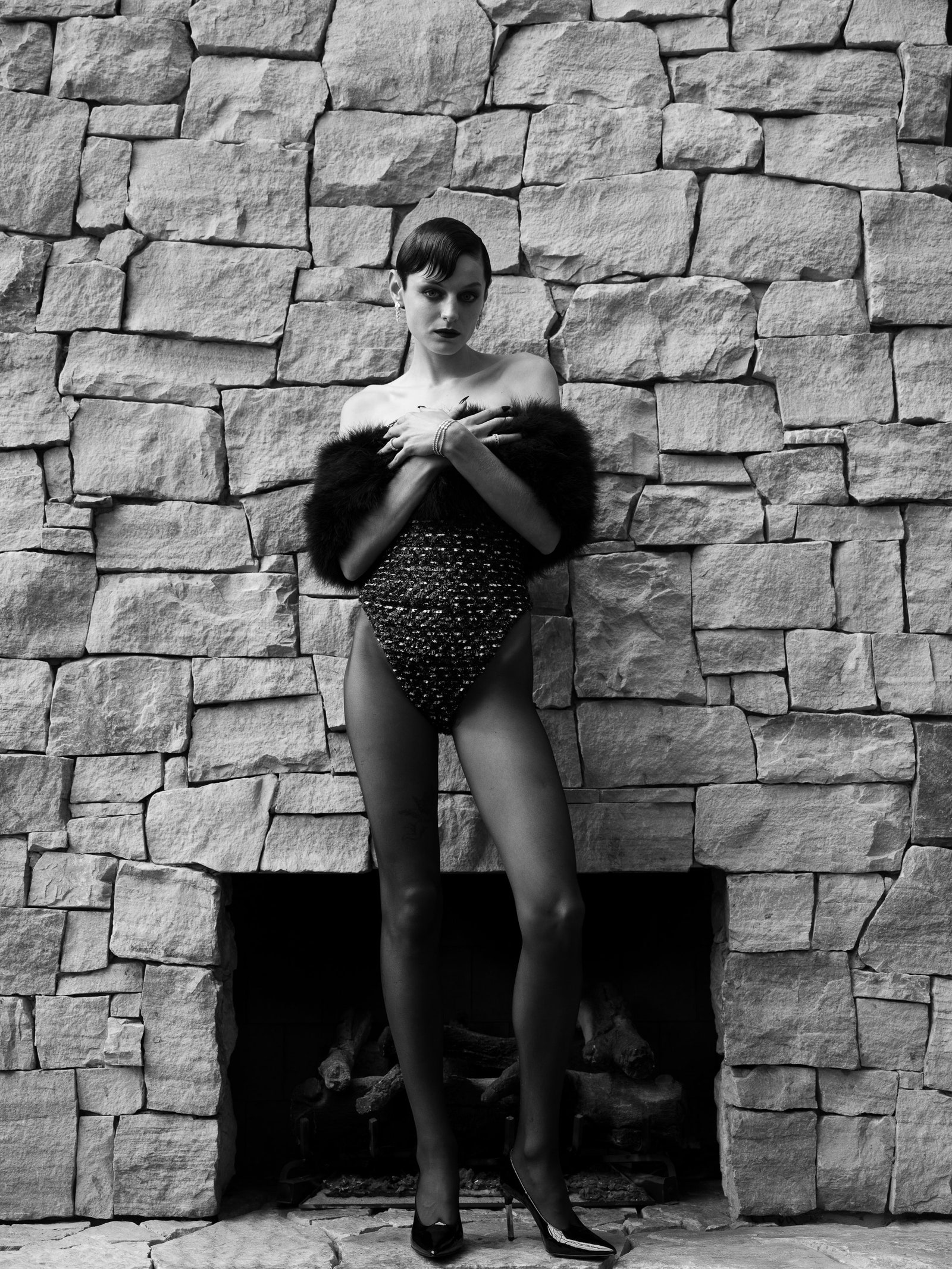 L'image peut contenir Cheminée Intérieur Architecture Bâtiment Mur Adulte Personne Visage Tête Photographie et Portrait