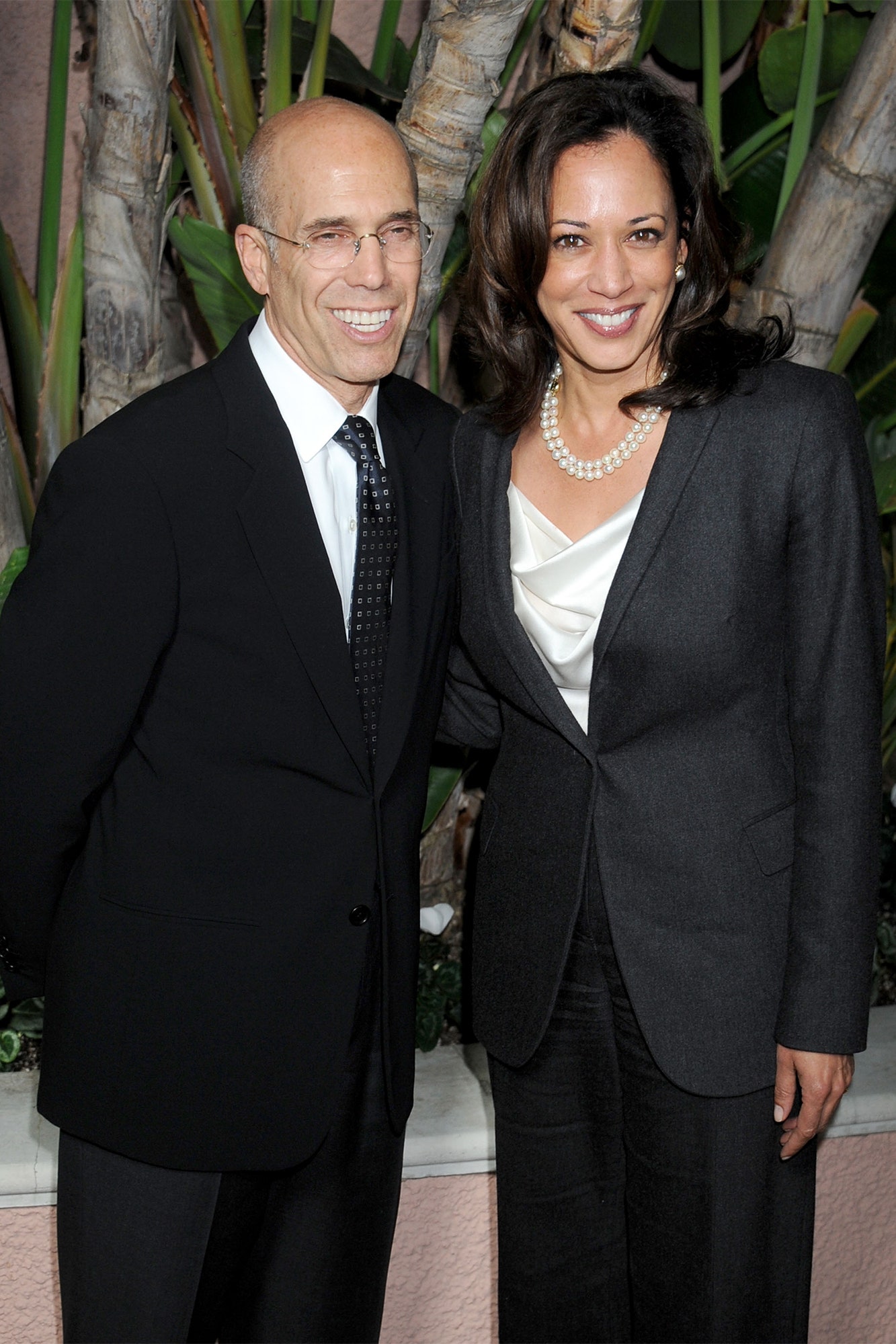 Dans le cercle fidèle des amis hollywoodiens de Kamala Harris L'image peut contenir Jeffrey Katzenberg Kamala Harris Blazer Vêtements Manteau Veste Tenue de soirée Costume et accessoires