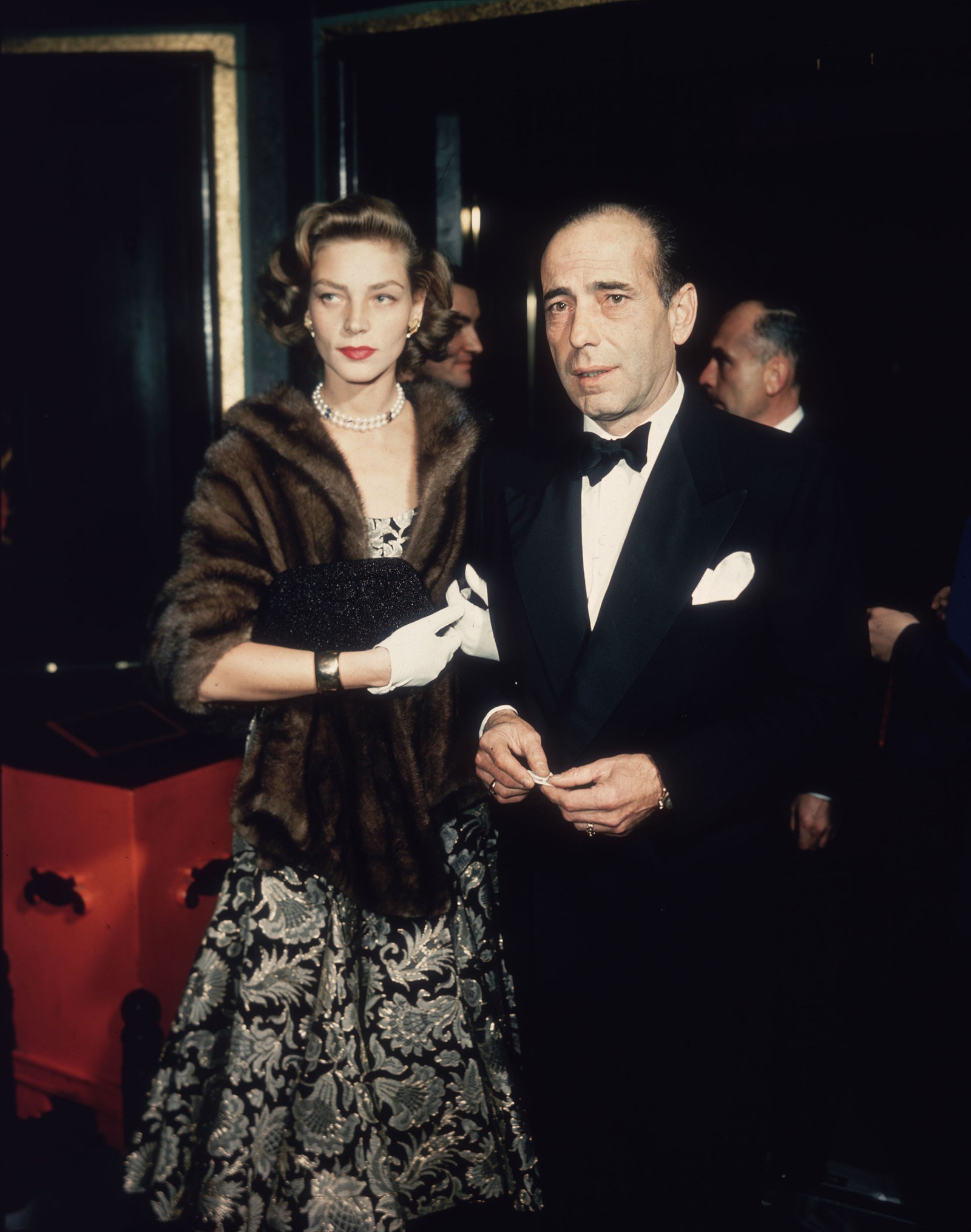 L'image peut contenir Humphrey Bogart Lauren Bacall Vêtements Tenue de soirée Costume Gant Personne Manteau Accessoires et cravate