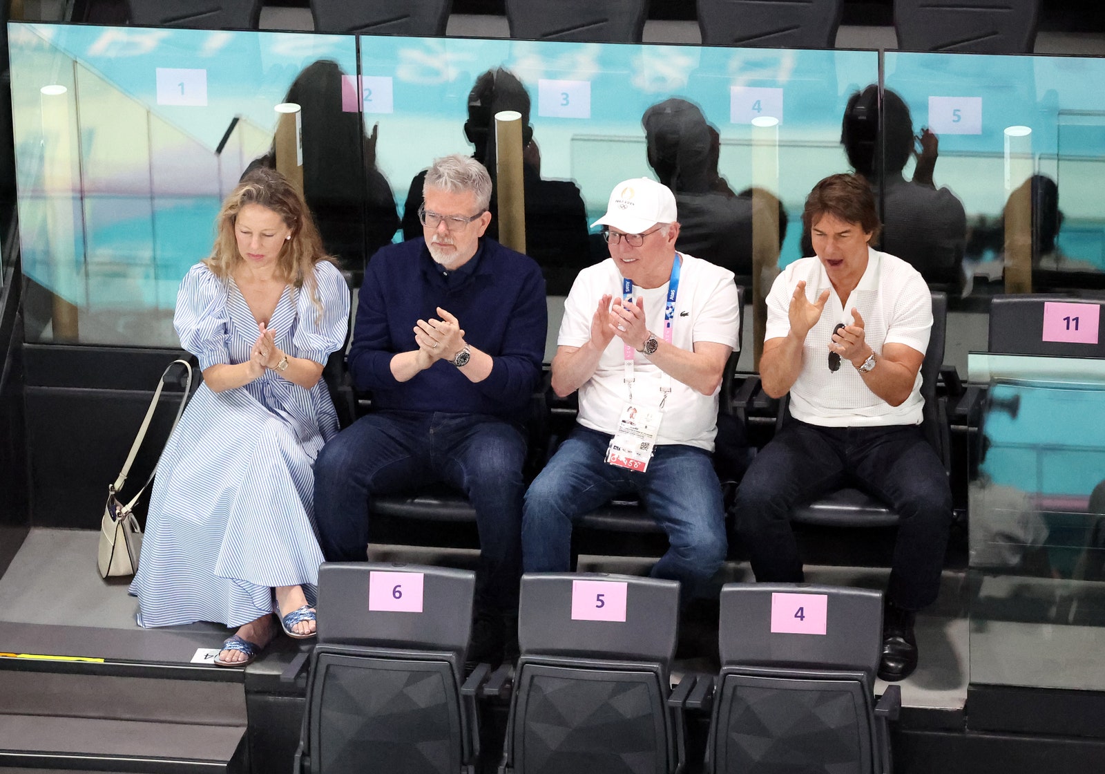 L'image peut contenir des vêtements pour adultes, des chapeaux, des accessoires pour enfants, des sacs, des sacs à main, des lunettes, des montres-bracelets, des chaussures et des souliers